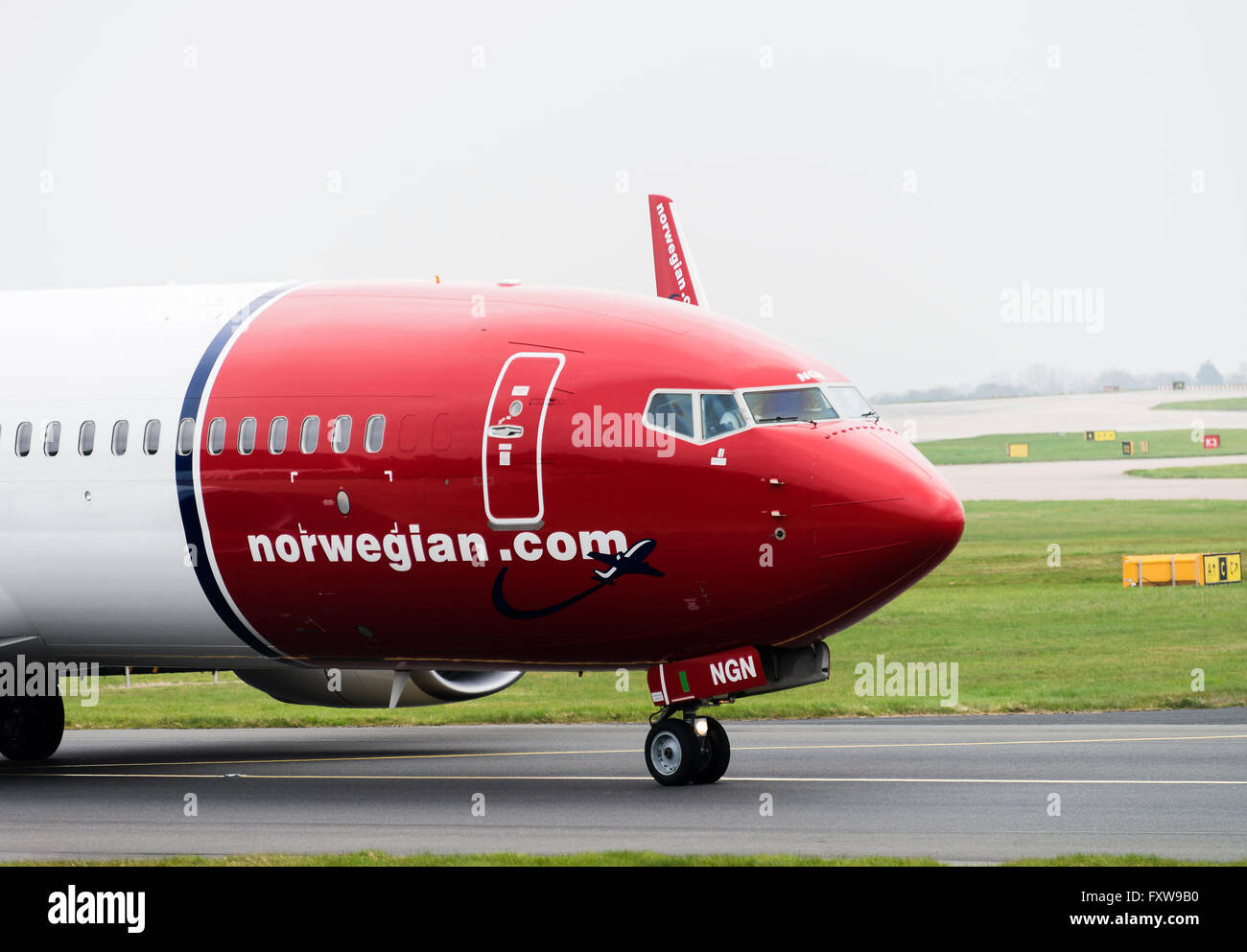 Norwegian Air Shuttle Boeing 737-8JP(WL) Airliner LN-NGN Rollen an Manchester Flughafen England Vereinigtes Königreich UK Stockfoto