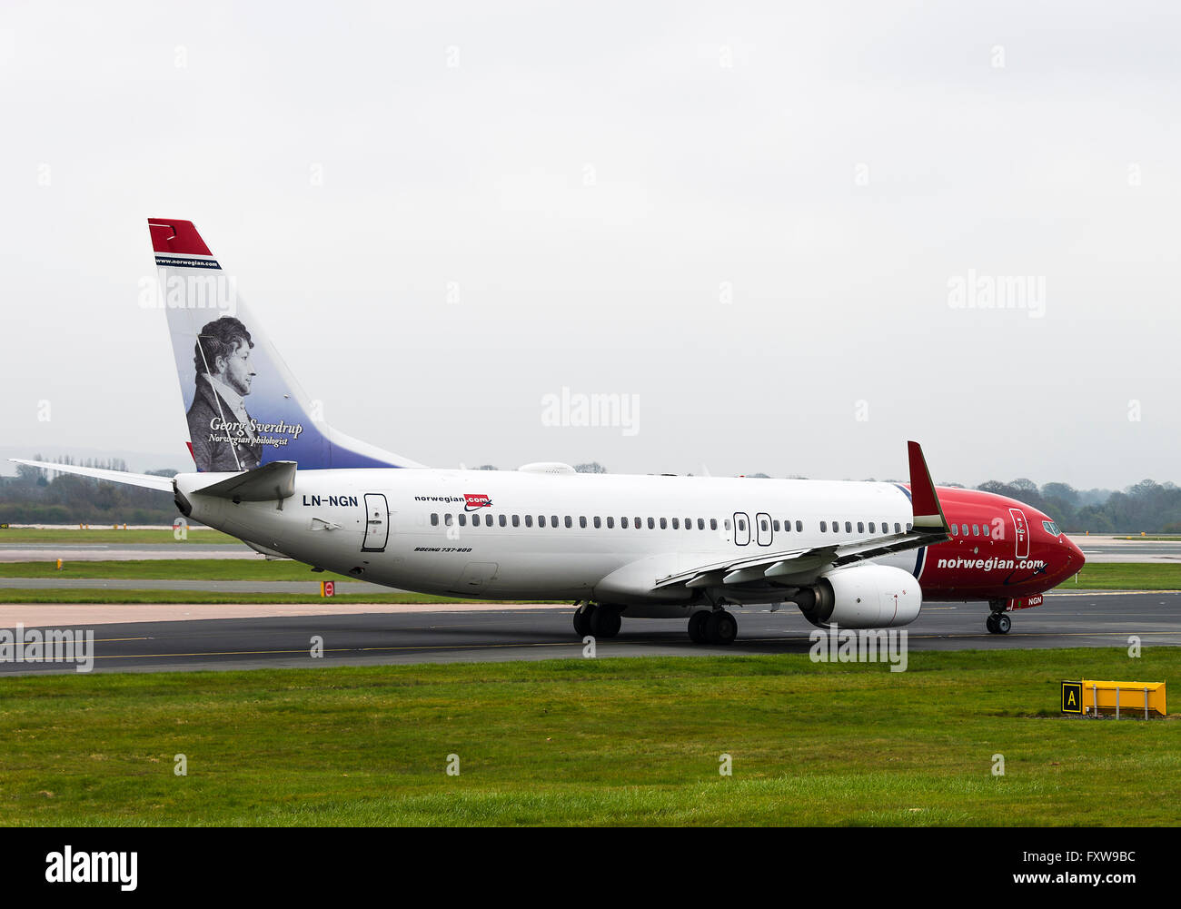 Norwegian Air Shuttle Boeing 737-8JP(WL) Airliner LN-NGN Rollen an Manchester Flughafen England Vereinigtes Königreich UK Stockfoto
