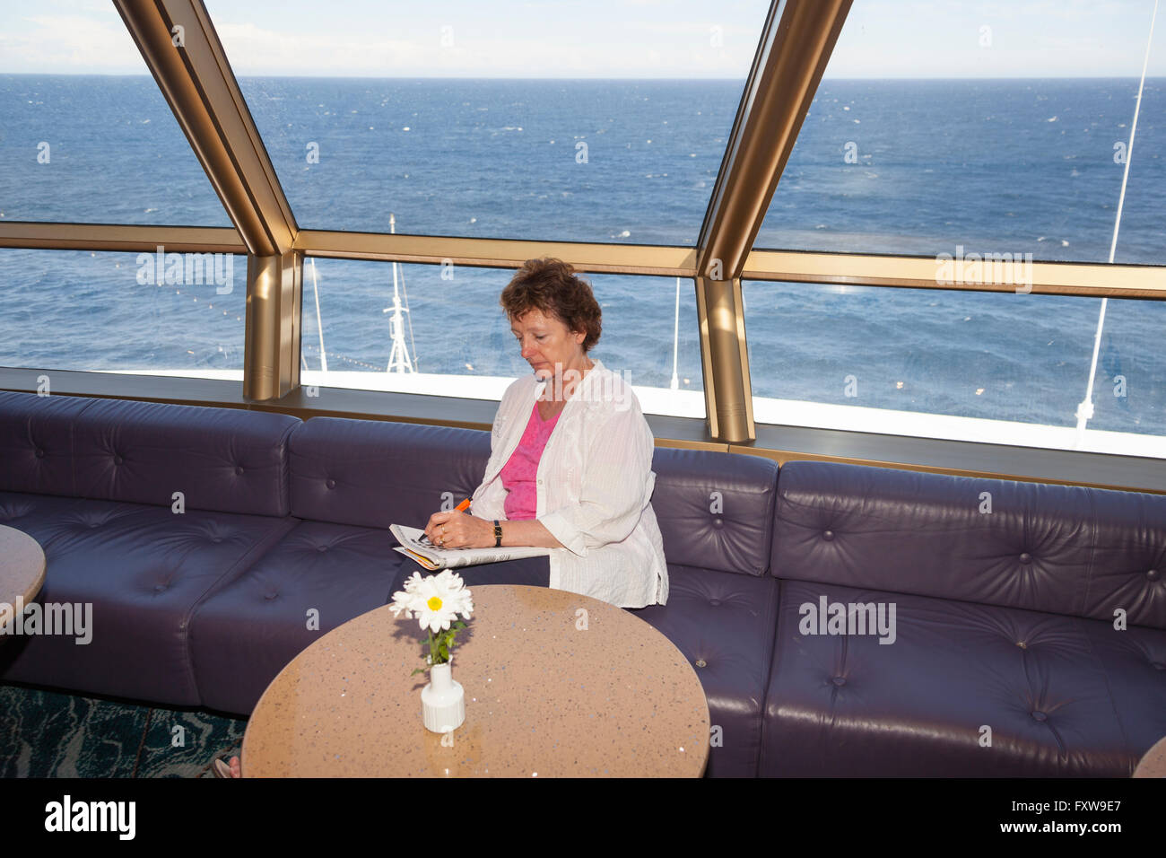 Eine Dame auf einem Kreuzfahrtschiff Stockfoto