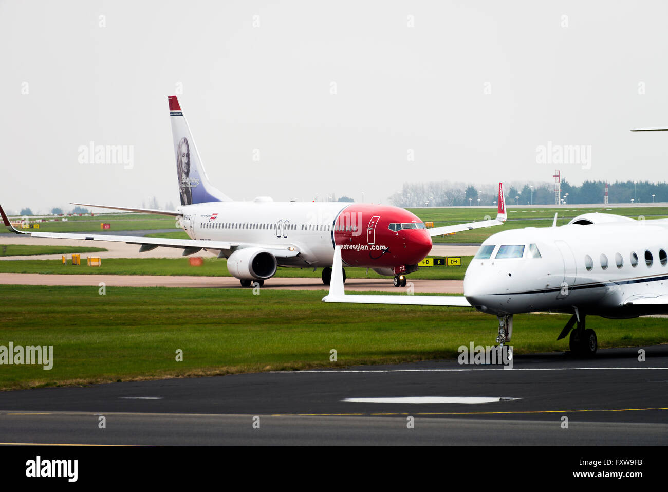 Norwegian Air Shuttle Boeing 737-8JP(W) Airliner LN-Farbstoff des Rollens bei Manchester Flughafen England Vereinigtes Königreich UK Stockfoto