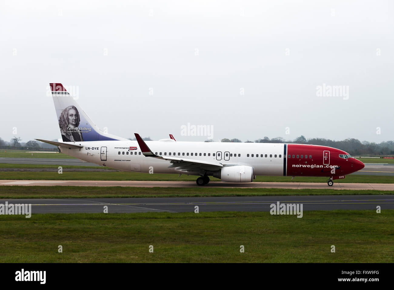 Norwegian Air Shuttle Boeing 737-8JP(W) Airliner LN-Farbstoff des Rollens bei Manchester Flughafen England Vereinigtes Königreich UK Stockfoto