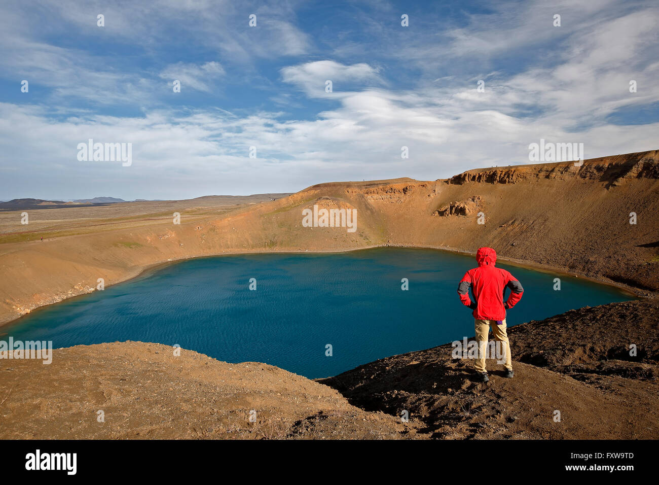 Wanderer bewundern Explosion Krater Viti, Krafla-Vulkan, in der Nähe von Reykjahlid, Island Stockfoto
