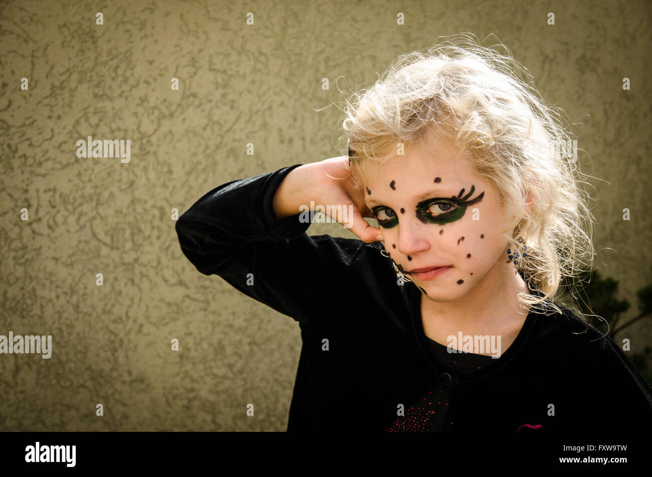 kleines blondes Mädchen mit Halloween Monster Schminken Stockfoto