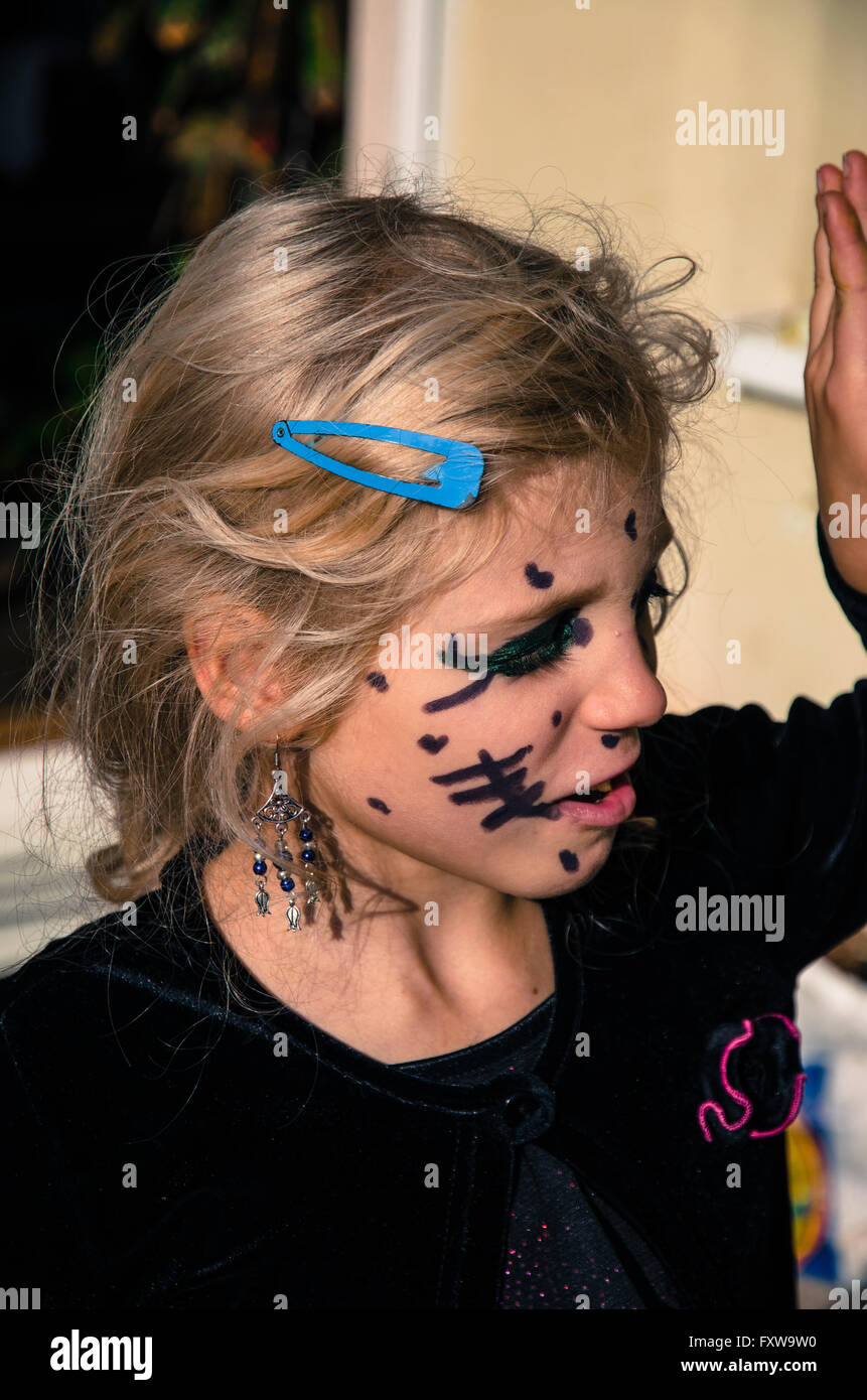 kleines blondes Mädchen mit Halloween Monster Schminken Stockfoto