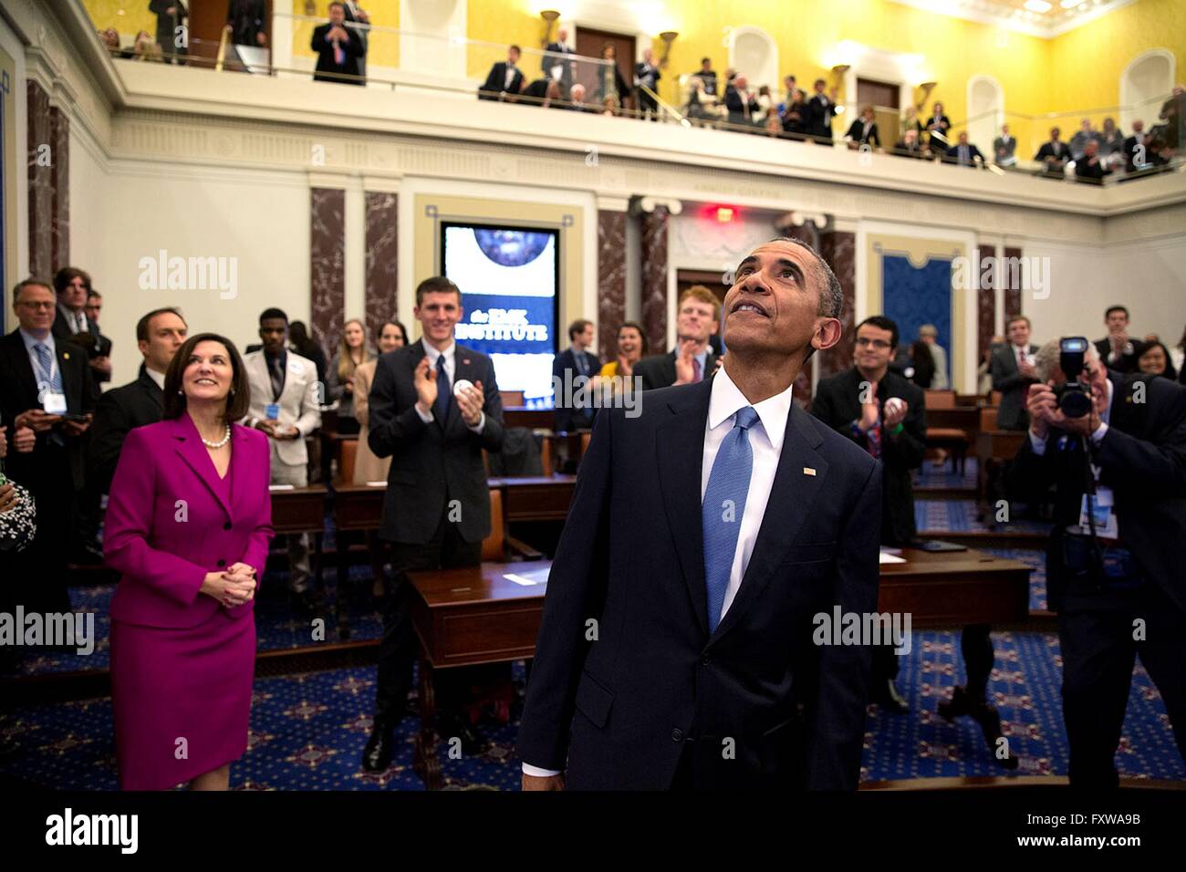 US-Präsident Barack Obama im Senat Kammer Replikat nach der Weihung des Edward M. Kennedy Institute für Vereinigte Staaten Senat 30. März 2015 in Boston, Massachusetts applaudiert. Stockfoto