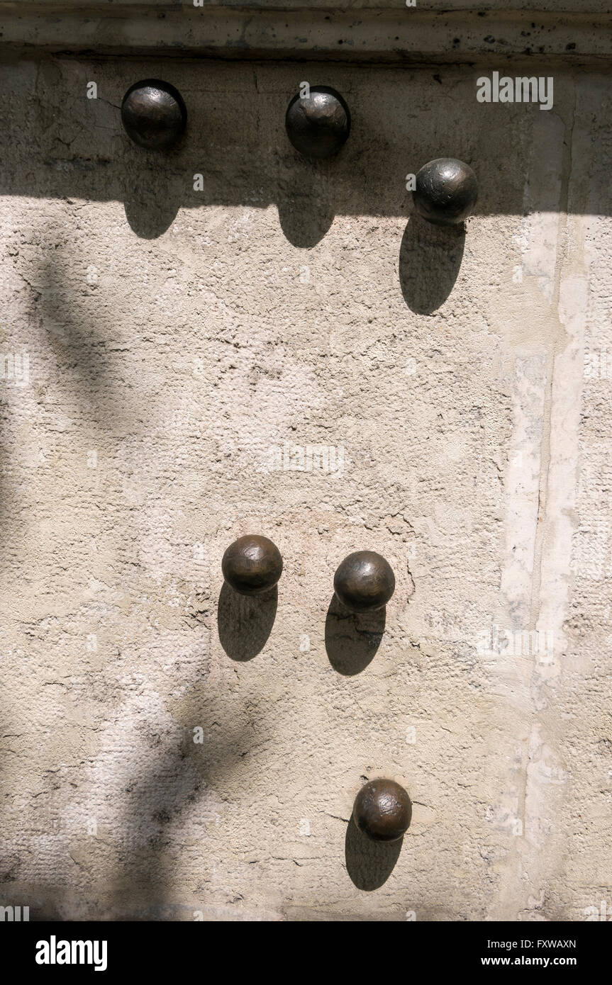 Jeder der Metallkugeln, eingebettet in eine Wand des Ministerium für ländliche Entwicklung in Budapest stellt Opfer getötet während Stockfoto