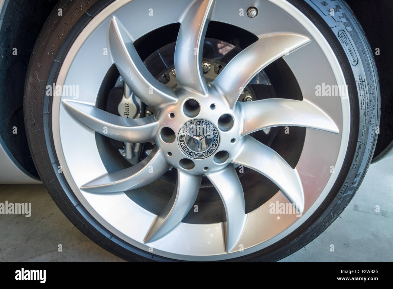 Die Bremsanlage eines grand Tourer Autos Mercedes-Benz SLR McLaren, 2006. Stockfoto