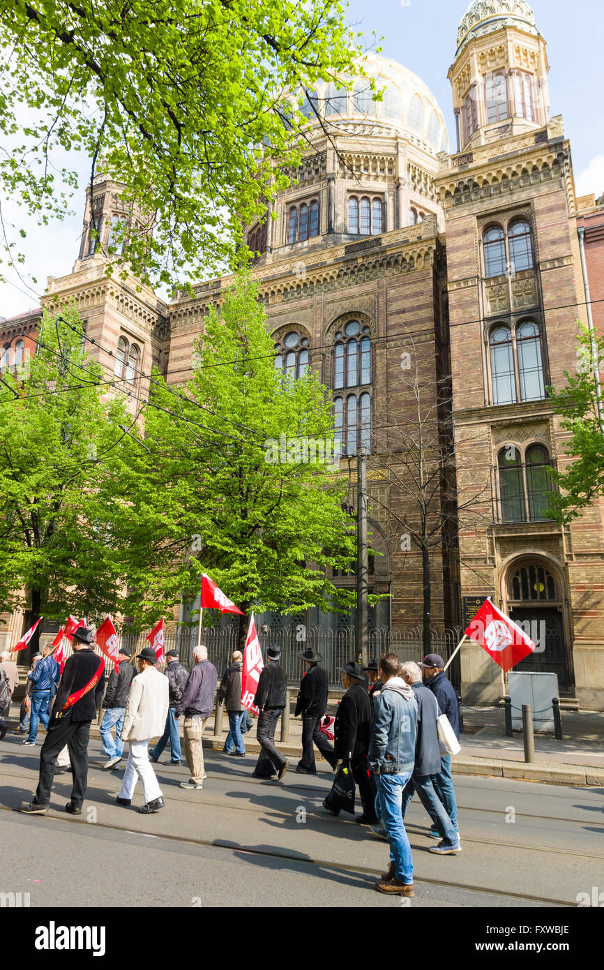 BERLIN - 1. Mai 2015: Mitglieder der Gewerkschaften und der Arbeitnehmer halten eine Kundgebung anlässlich des Tag der Arbeit. Stockfoto