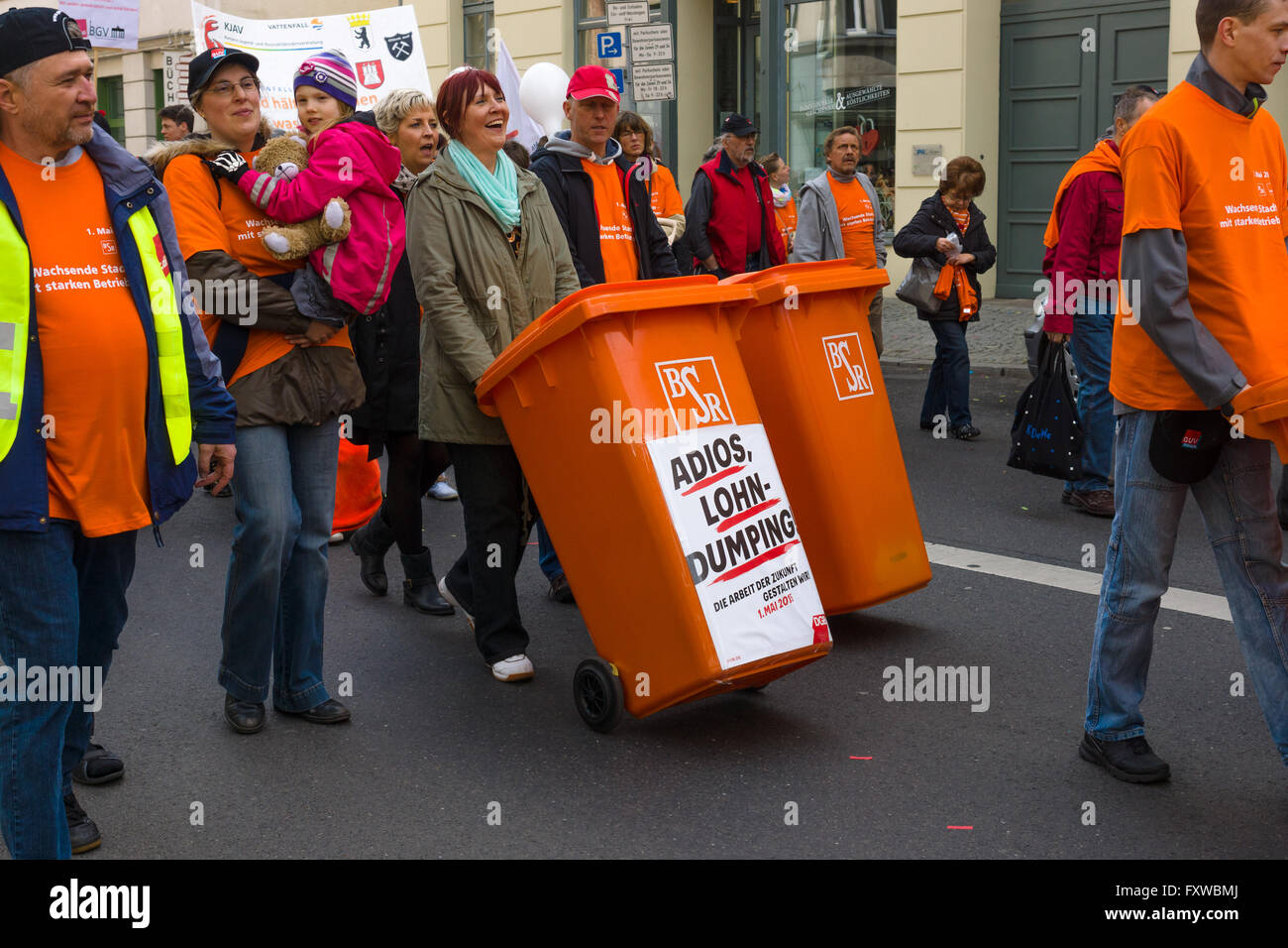 BERLIN - 1. Mai 2015: Internationaler Tag der Arbeit. Arbeiter Berliner Service recyceln (BSR) bei der Demonstration. Stockfoto