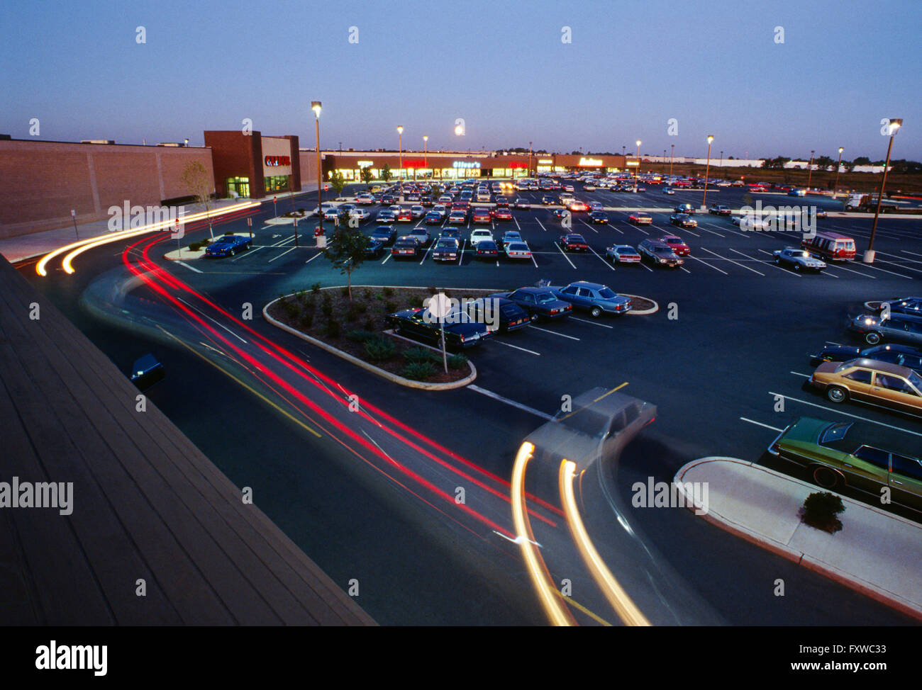 Luftaufnahme der großen Shopping Mall und Parkplatz in der Dämmerung; zentralen New Jersey; USA Stockfoto