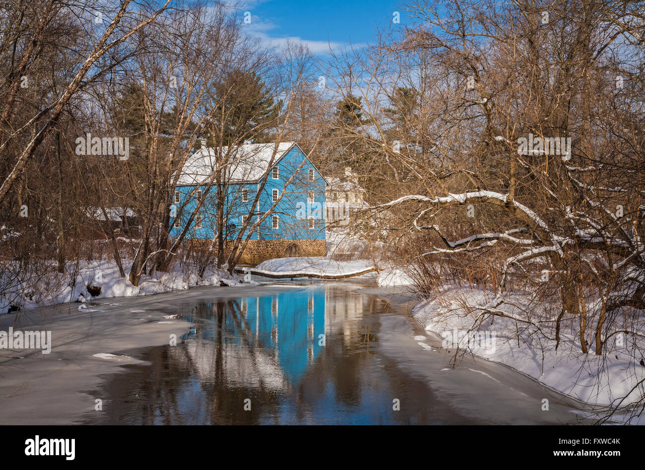 Historische blaue Walnford-Mühle Schneeszene Bäume, Bach, Upper Freehhold, Monmouth County, New Jersey Landscape Reflections, USA, historische Bilder Stockfoto