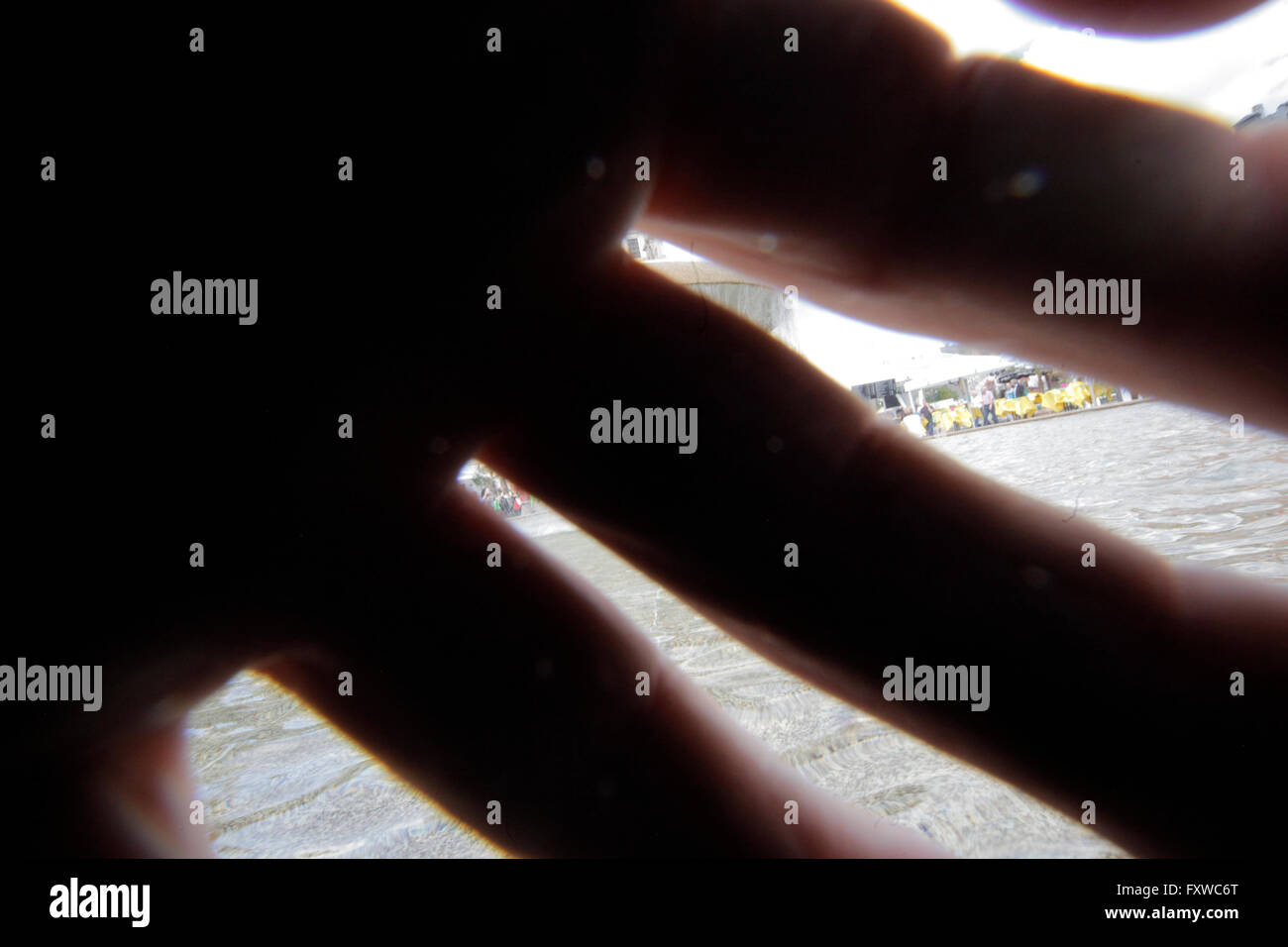 HAND am Objektiv keine Fotografie FRANKFURT Deutschland 25. Juni 2014 Stockfoto