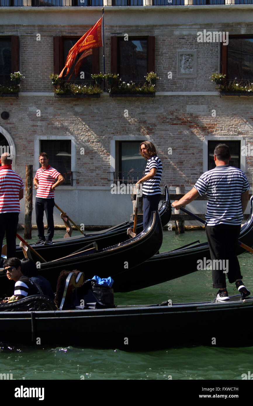 Gondeln & GONDOLIERI auf CANAL Grande Venedig VENEZIA Italien 1. August 2014 Stockfoto