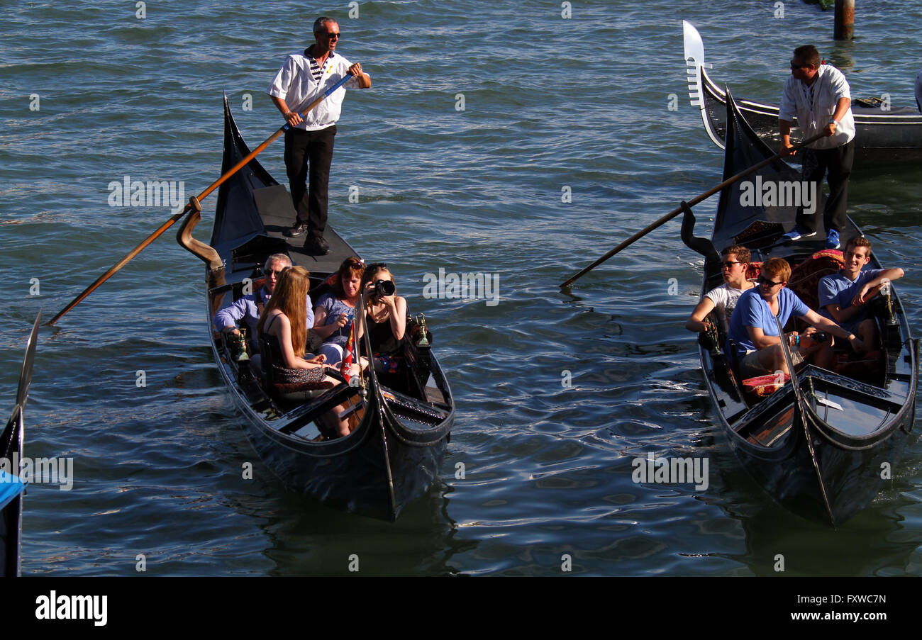 Gondeln & GONDOLIERI Venedig VENEZIA Italien 1. August 2014 Stockfoto