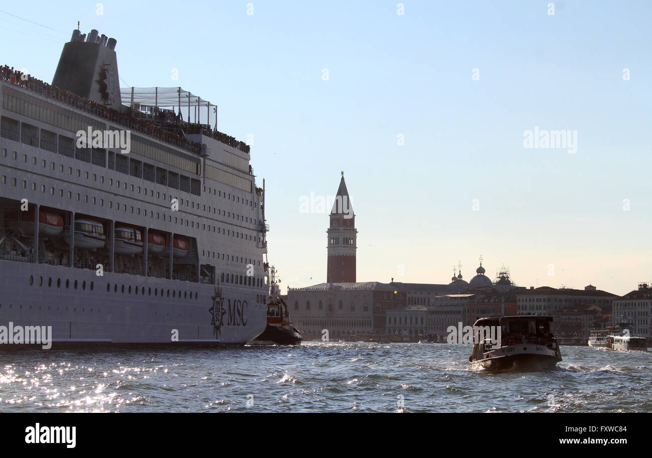 MSC ARMONIA LINER & CAMPANILE SAN MARCO Venedig VENEZIA Italien 1. August 2014 Stockfoto