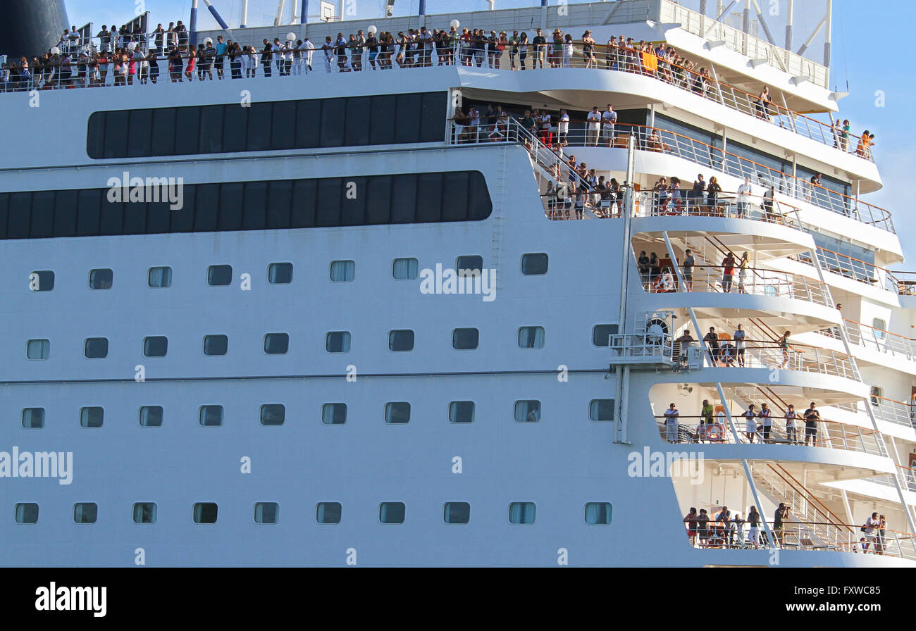 MSC ARMONIA LINER & Touristen Venedig VENEZIA Italien 1. August 2014 Stockfoto