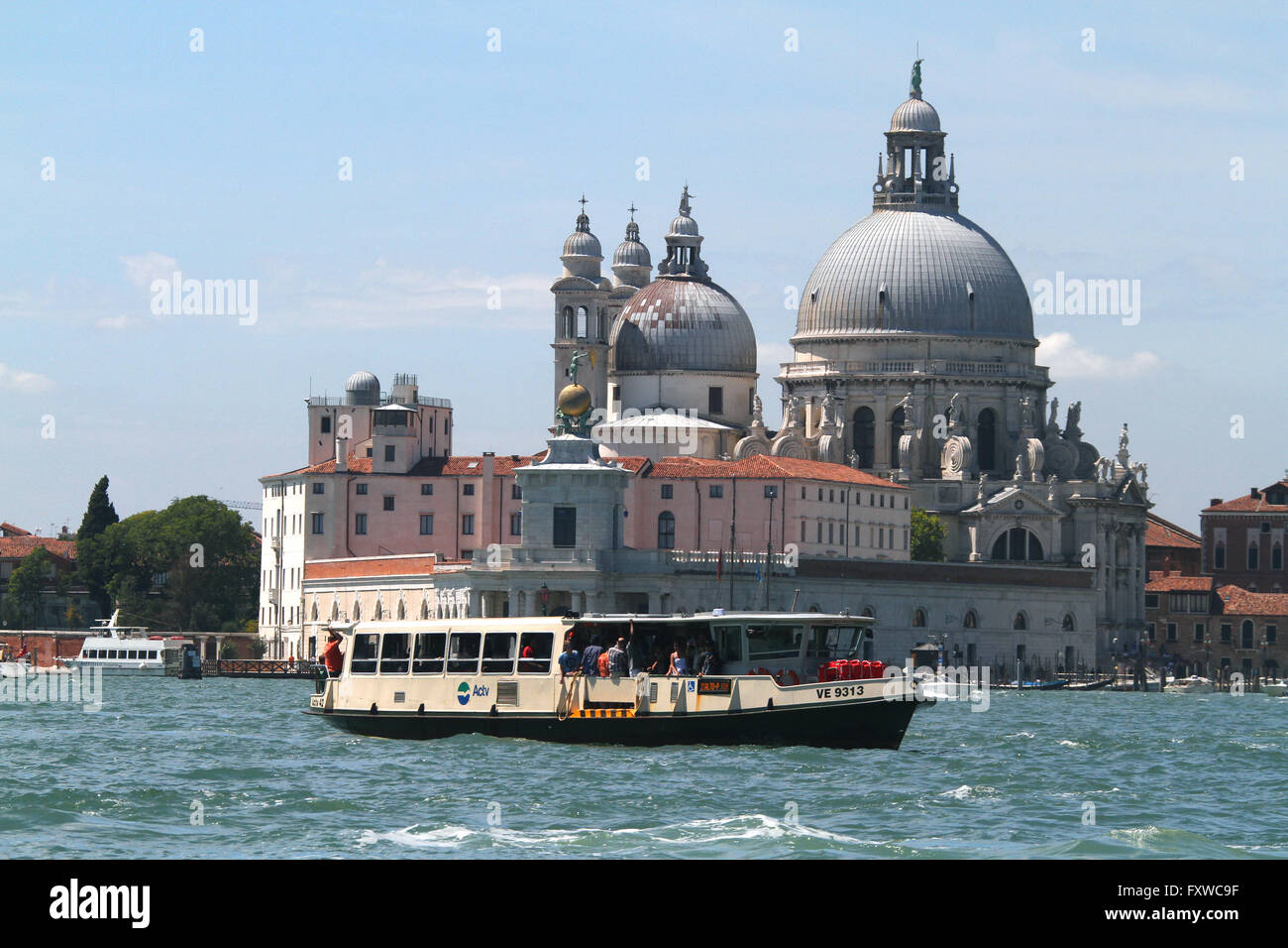 BASILICA DI SANTA MARIA DELLA SALUTE & Fähre Boot Venedig VENEZIA Italien 1. August 2014 Stockfoto