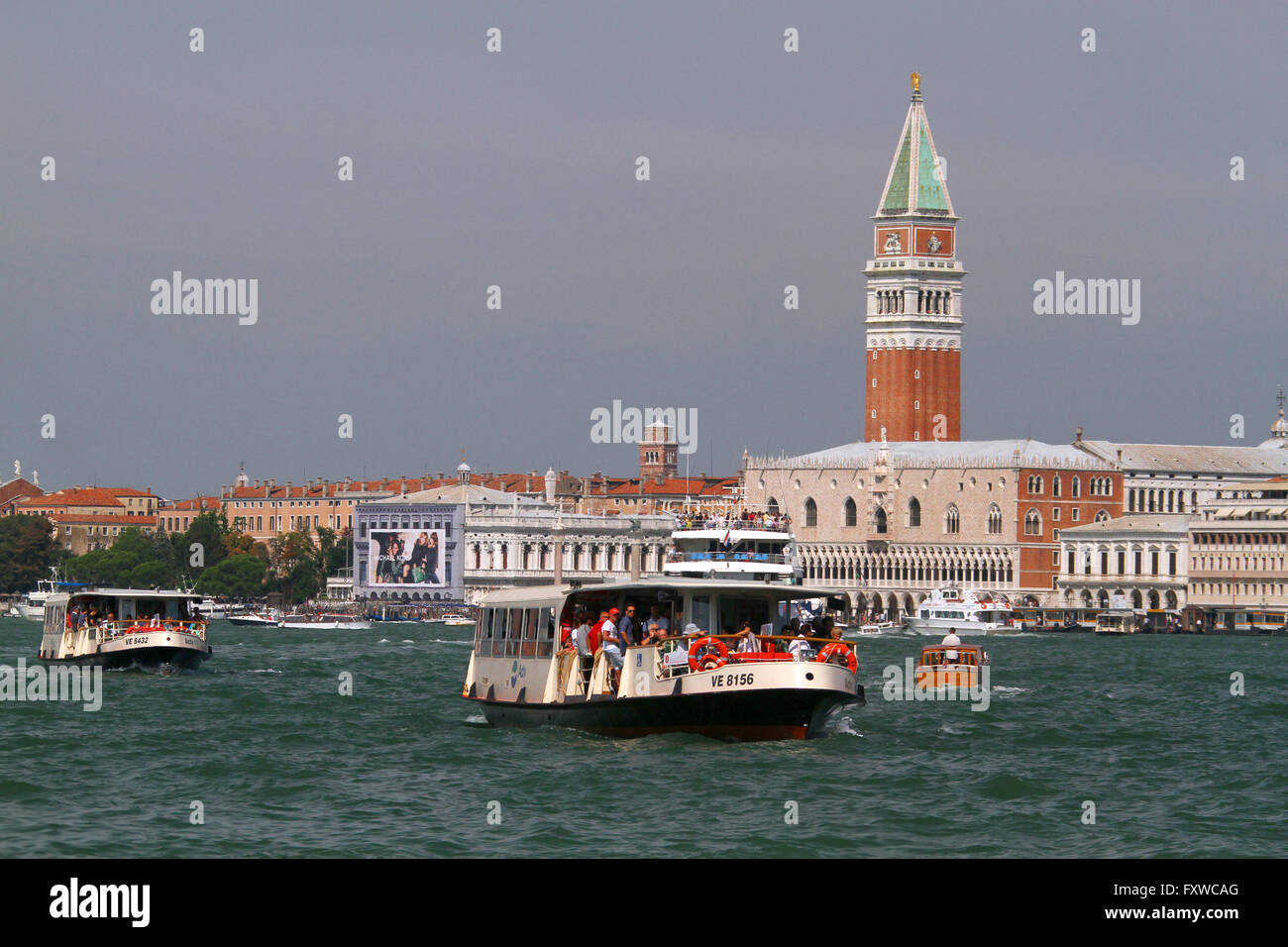 PASSAGIERFÄHREN CAMPANILE & Dogenpalast Palast LAGUNA VENETA Venedig Italien 2. August 2014 Stockfoto