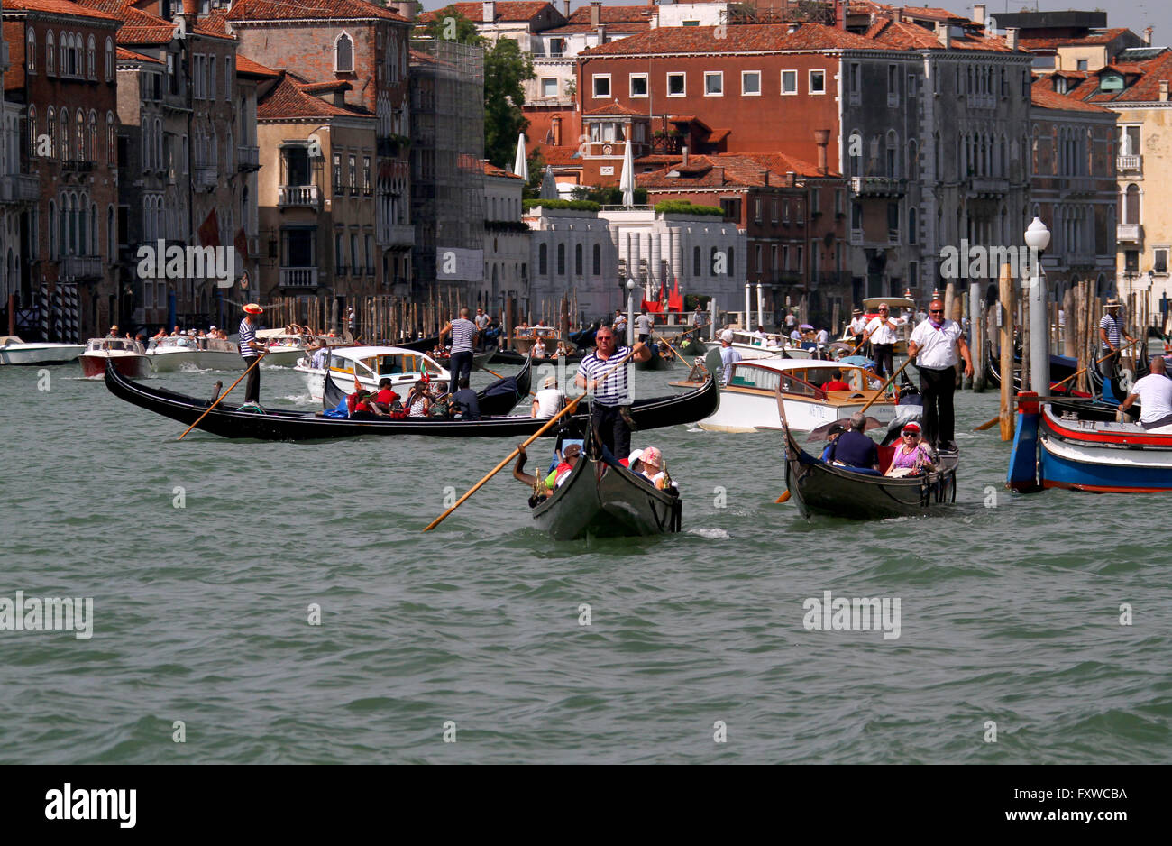 Gondeln & GONDOLIERI Venedig Italien 2. August 2014 Stockfoto