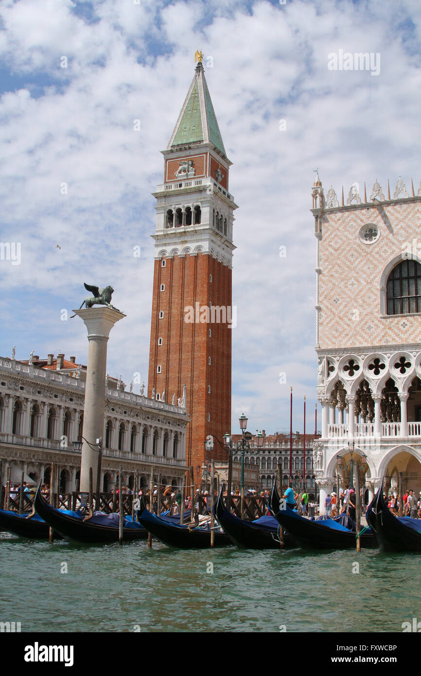 CAMPANILE SAN MARCO & GONDOLIERI Venedig Italien 2. August 2014 Stockfoto