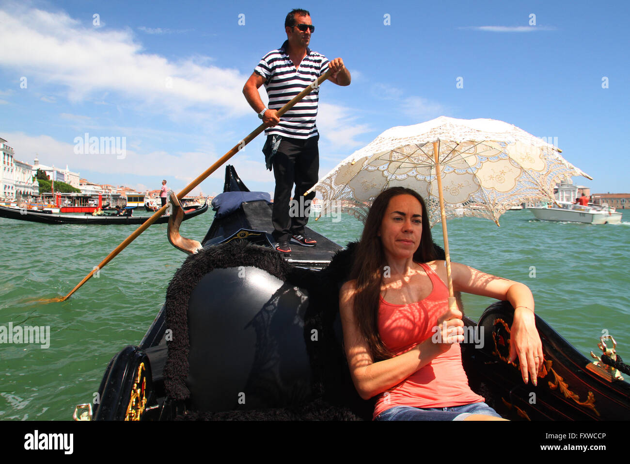 Frau mit Sonnenschirm & CANAL Grande GONDOLIERE Venedig Italien 2. August 2014 Stockfoto