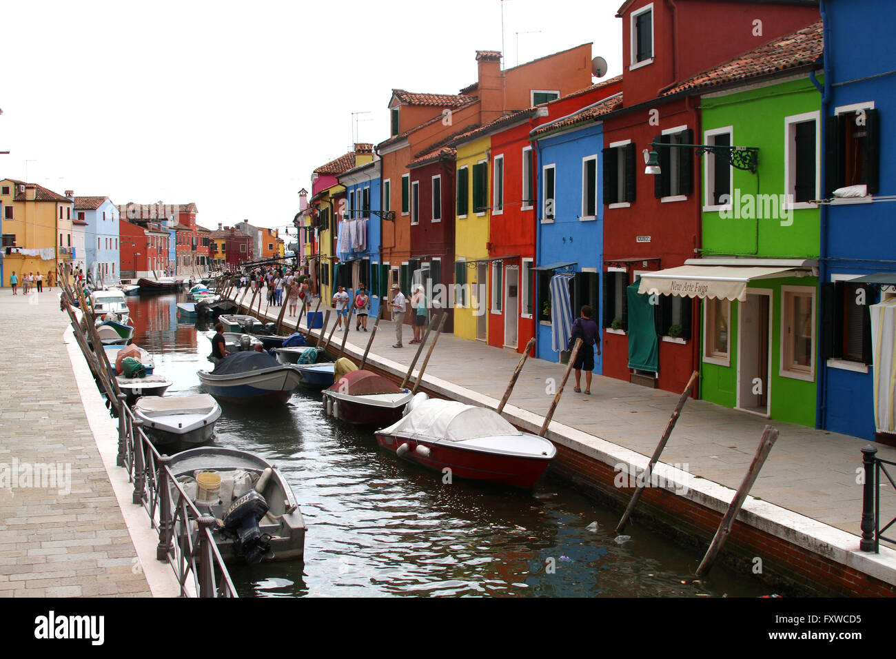 FARBIGE Häuser & Kanal BURANO Venedig Italien 3. August 2014 Stockfoto
