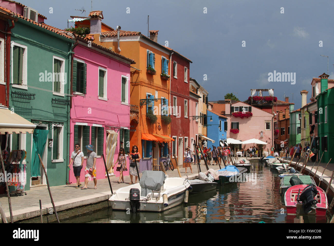 FARBIGE Häuser & Boote am Kanal BURANO Venedig Italien 3. August 2014 Stockfoto