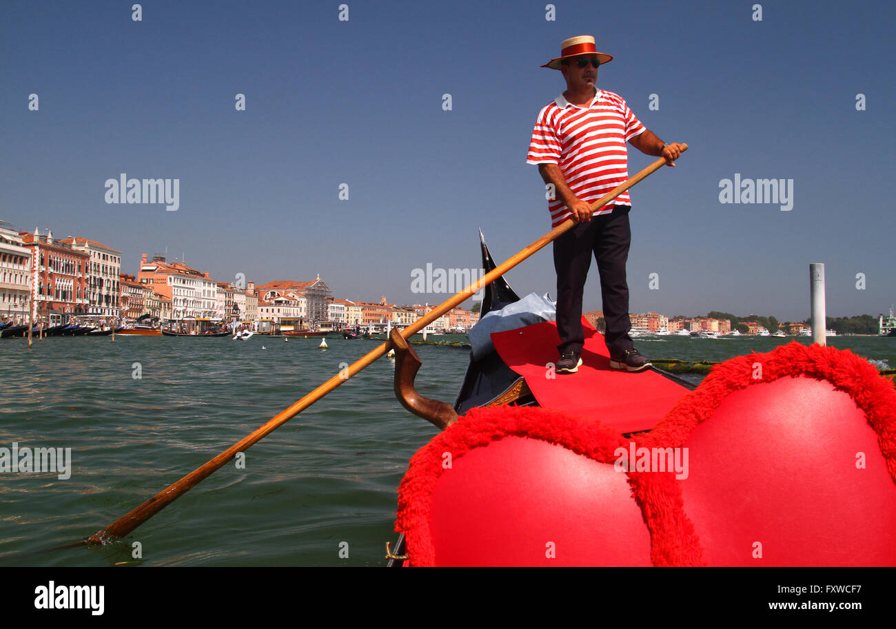 GONDOLIERE IN Venedig CANAL Grande rot Reifen 4. August 2014 Stockfoto