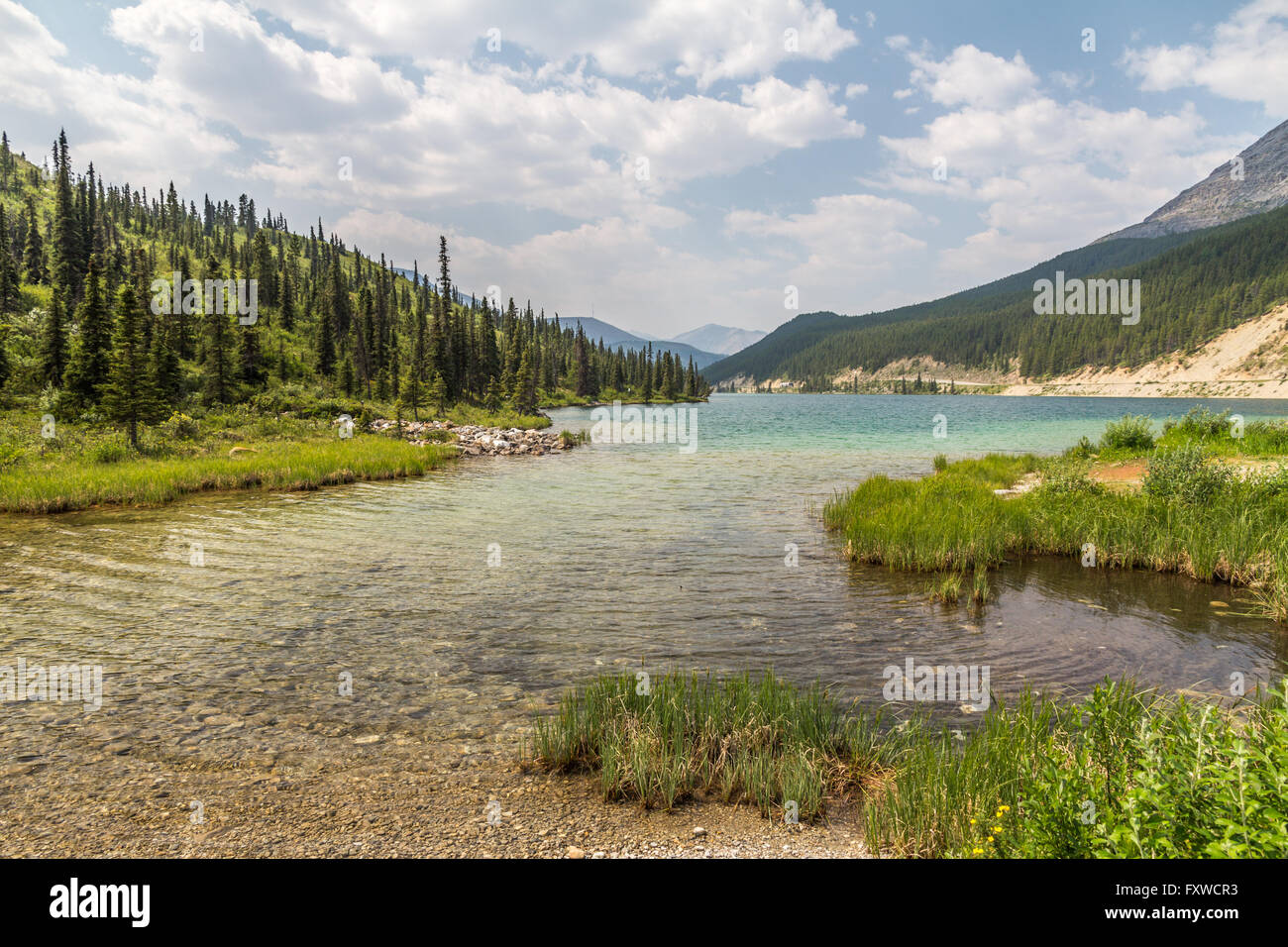 Kristallklare Wasser des Summit Lake entlang des Alaska Highway im Northern BC Stockfoto