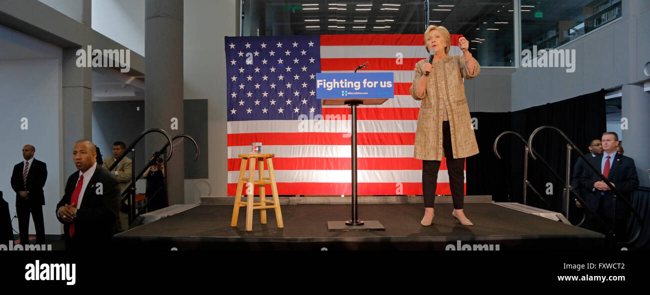 Geheimdienst schützt Hillary Clinton als sie Kampagnen für die Präsidentschaft im SW College in Los Angeles, 16. April 2016 Stockfoto