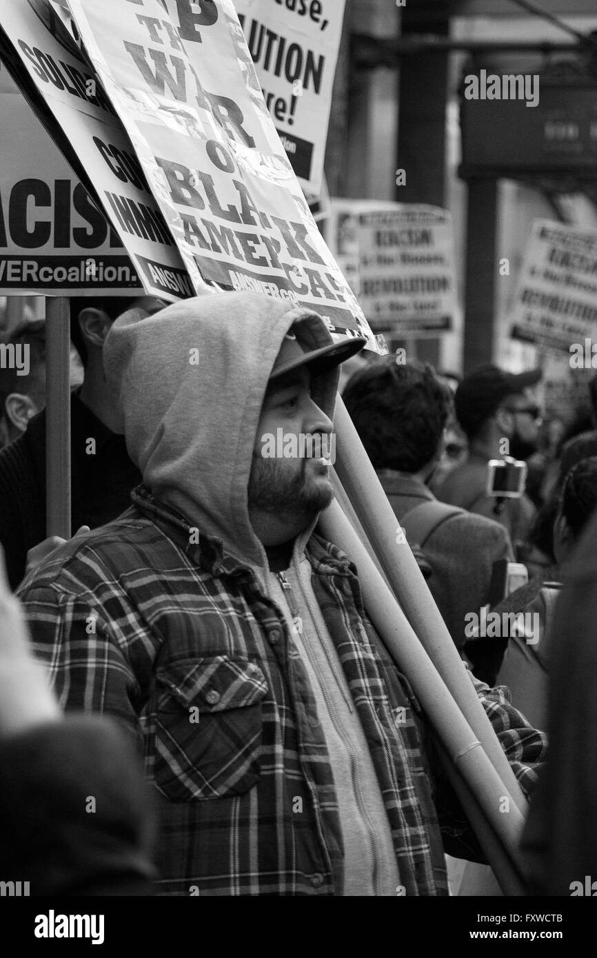 Streikposten - kein Streik - diese Anti-Trump-Demonstrator mit seinen Zeichen, ein Rallye-Sprecher zuzuhören unterbricht Stockfoto