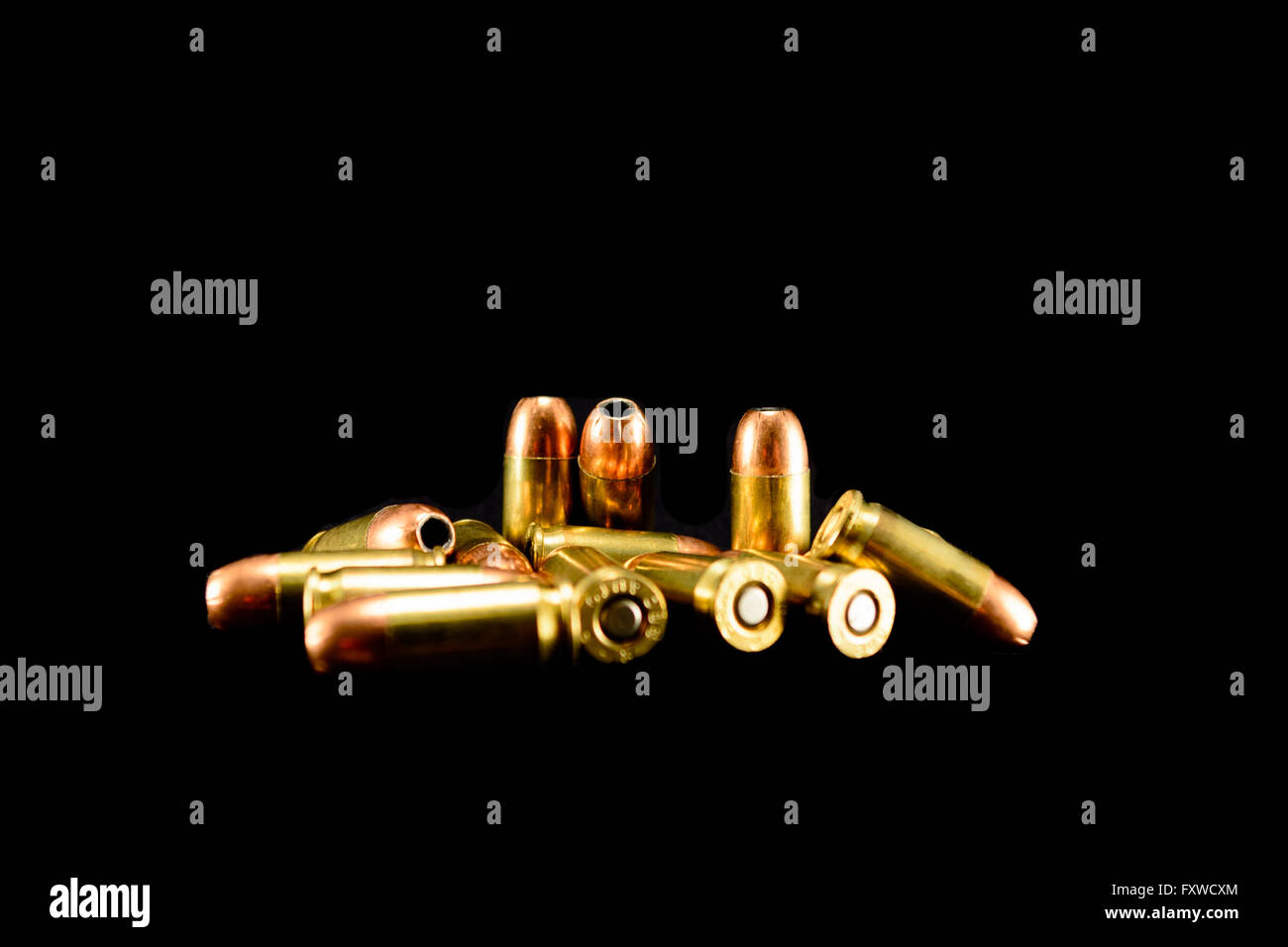 380 Auto Kugeln auf schwarzen Zähler, schwarzer Hintergrund, selektiven Fokus Hintergrund Stockfoto