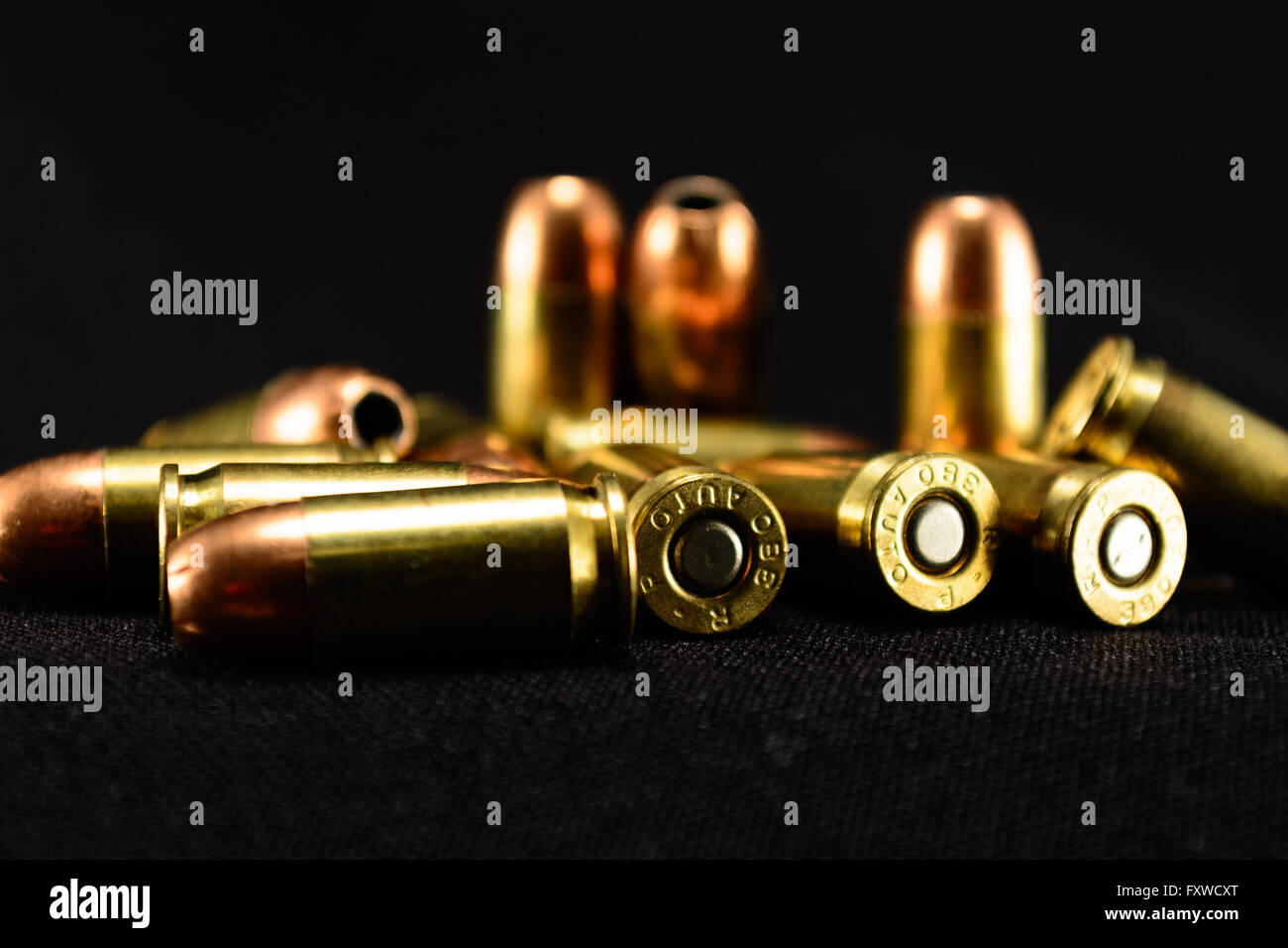 380 Auto Kugeln auf schwarzen Zähler, schwarzer Hintergrund, selektiven Fokus Vordergrund Stockfoto