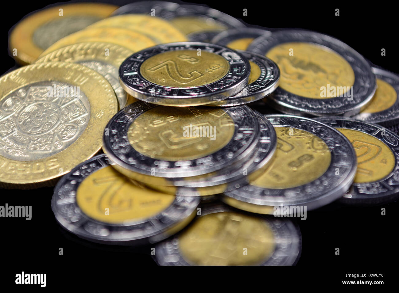 Pesos, Münzen in verschiedenen Konfessionen in einem Haufen von 1 bis 15 Pesos. Stockfoto
