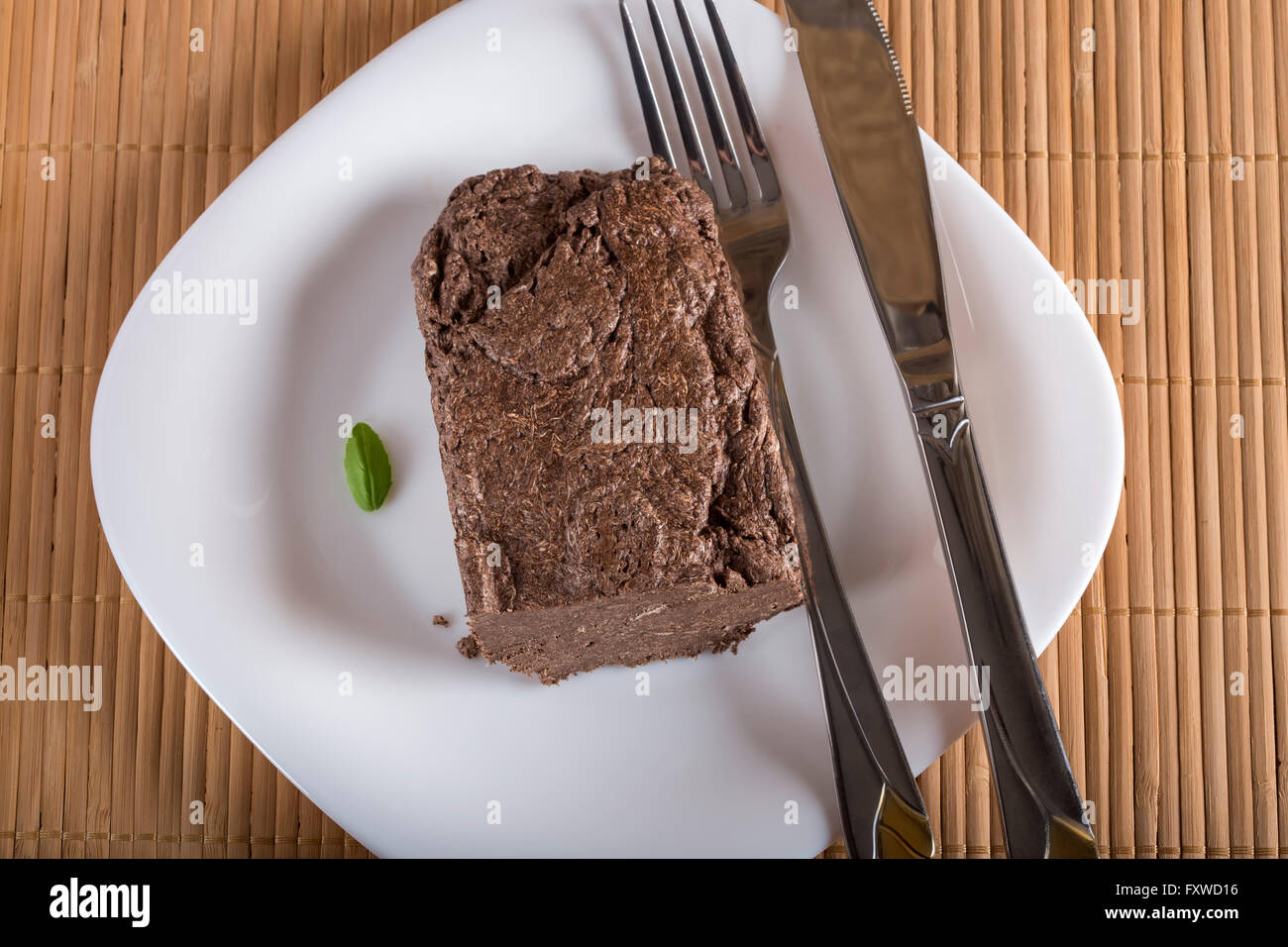 Sonnenblume Halva mit Kakao auf Platte, auf hölzernen Hintergrund Stockfoto