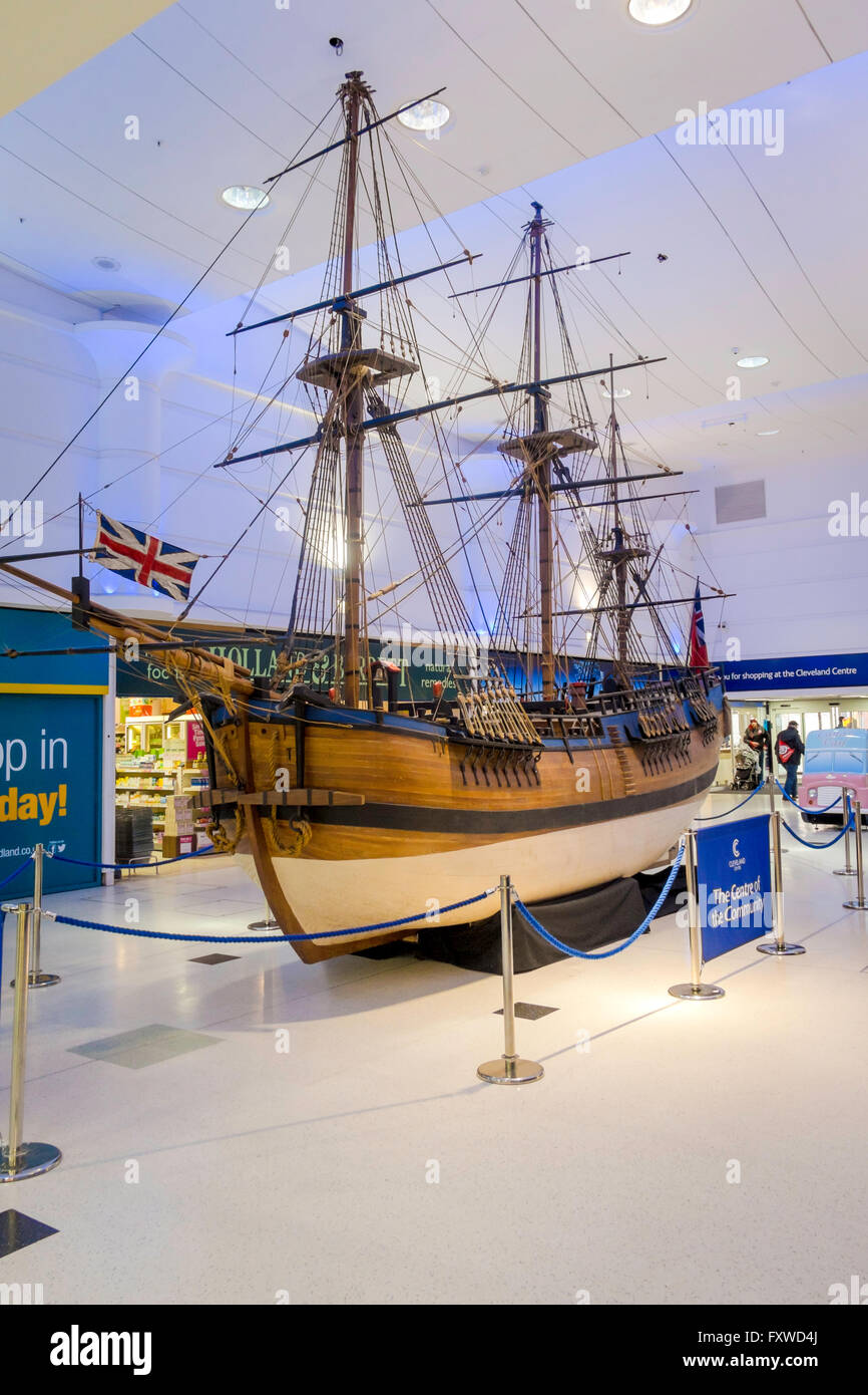 Großes Modell Replik von Kapitän James Cooks Schiff Endeavour auf dem Display in der Cleveland Shopping Centre in Middlesbrough Stockfoto