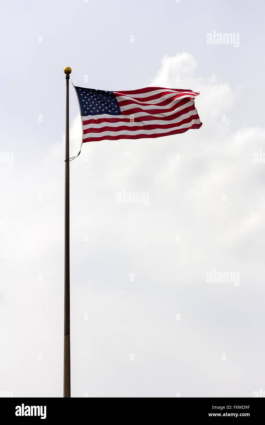 Vereinigte Staaten von Amerika-USA-Flagge auf einem Pfahl gegen den Himmel fliegen Stockfoto