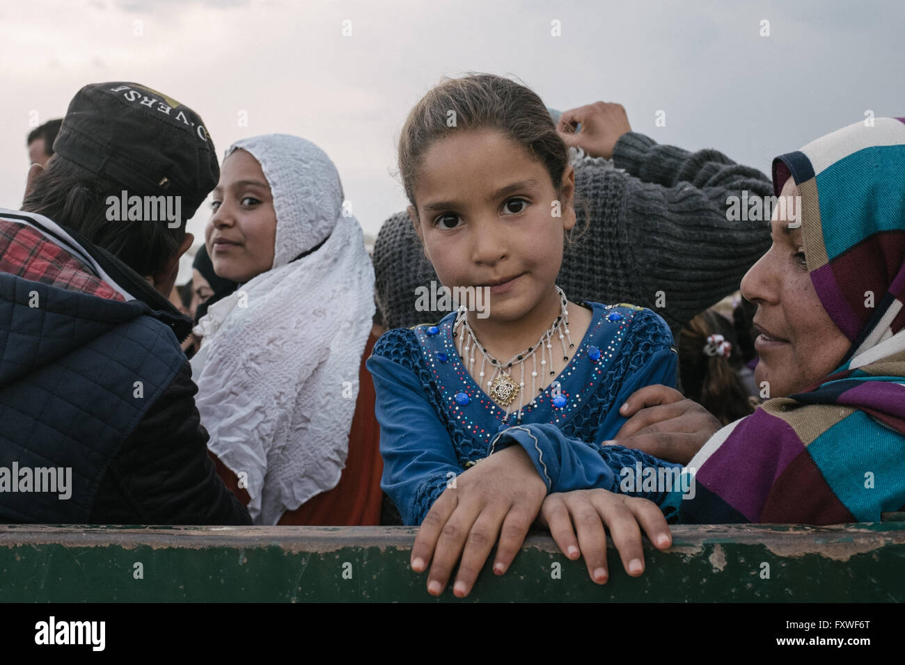 Peshmergas helfen Refugiees Flucht Mosul - 04.07.2016 - Irak / Mosul - Menschen warten in Van, der ihnen auf einer Flüchtlinge Stockfoto