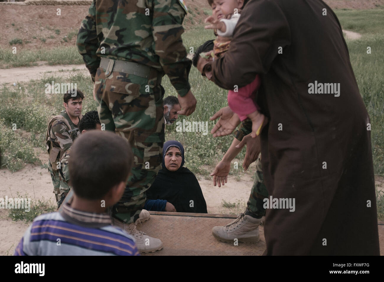 Peshmergas helfen Refugiees Flucht Mosul - 04.07.2016 - Irak / Mosul - Peshmerga helfen Frauen und Kindern bis zu einem van, wi Stockfoto