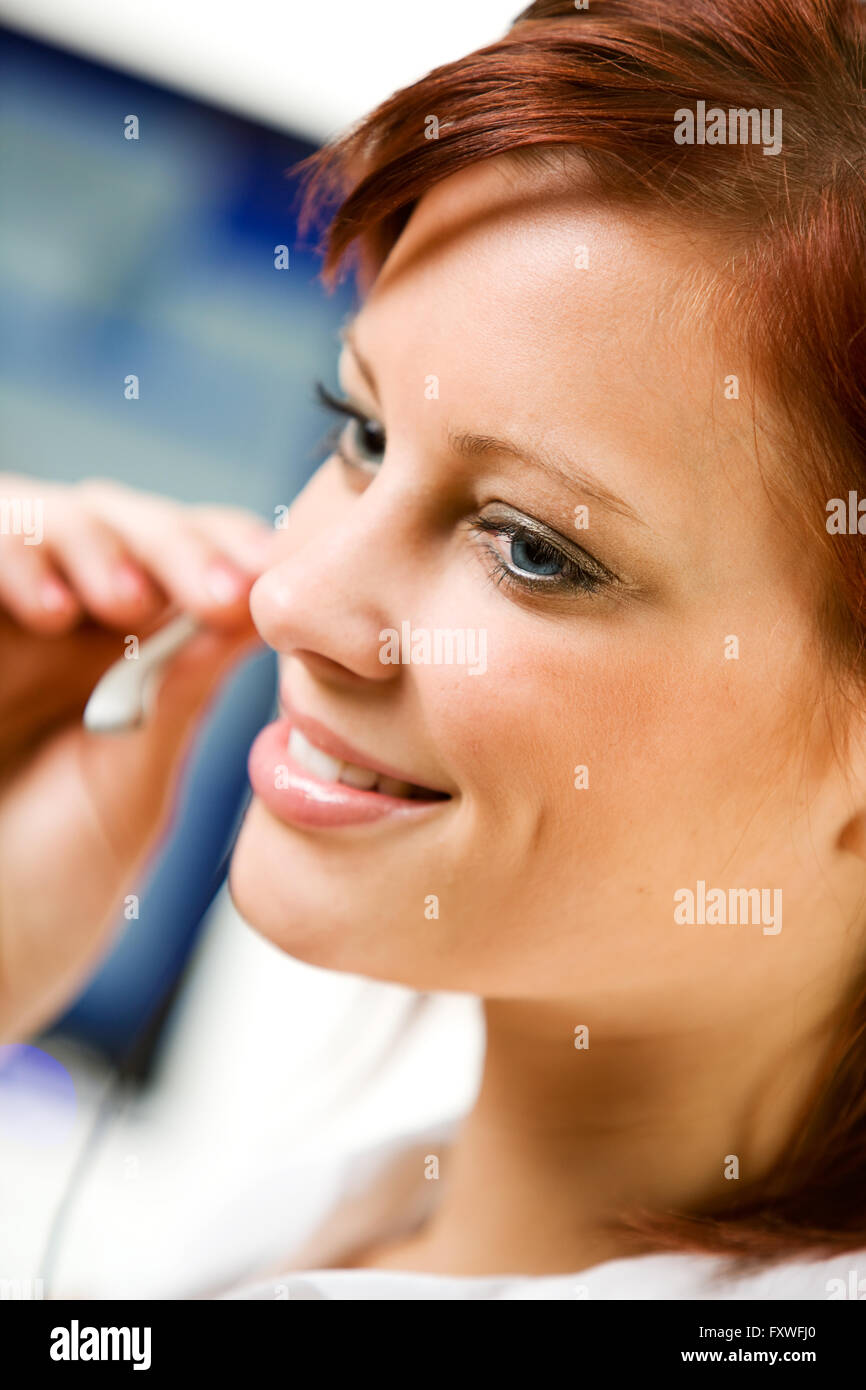 Serie mit einem hübschen Customer Service Representative und Kopfhörer. Stockfoto