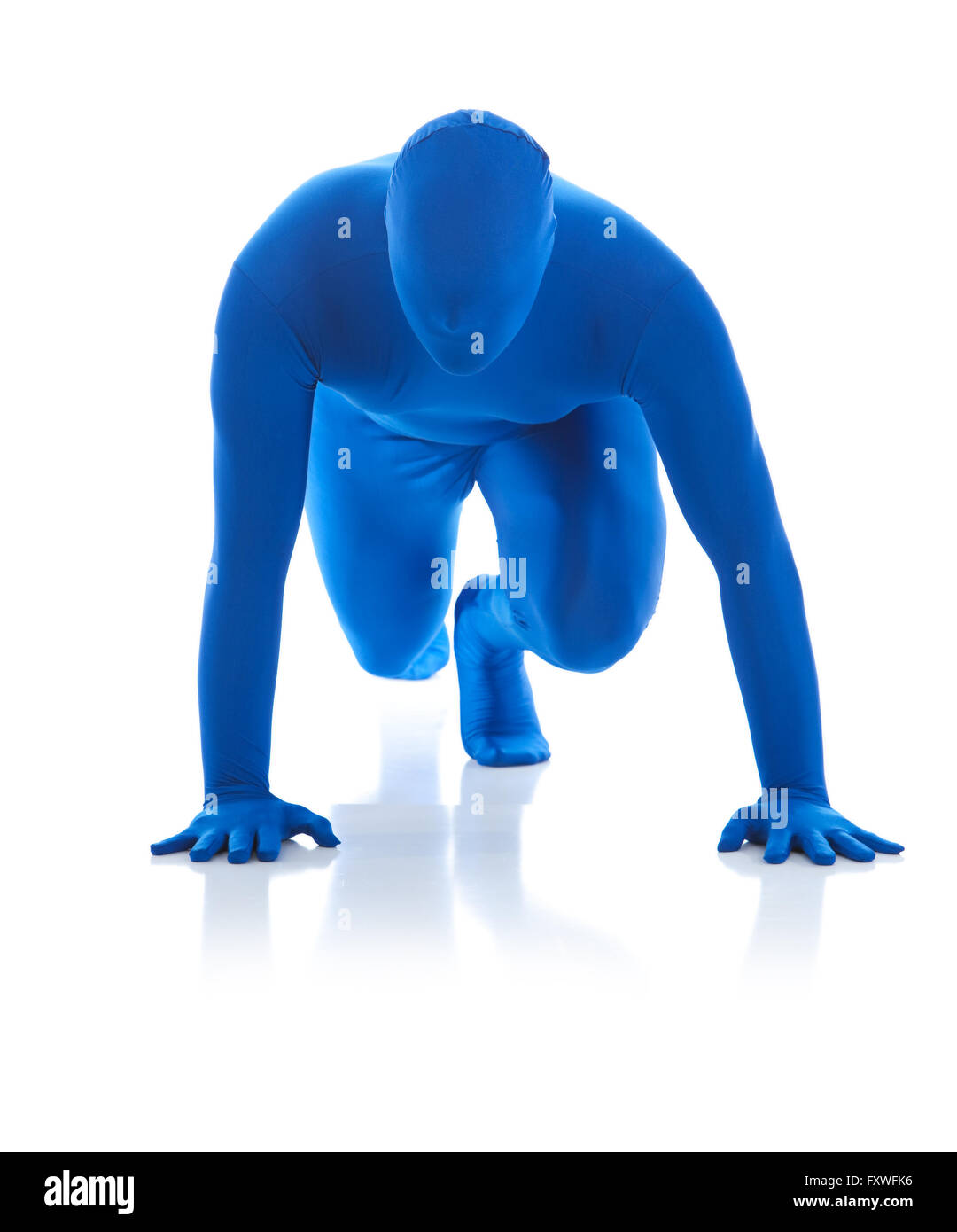 Serie mit einem Mann in einem blauen Body oder Morphsuit gekleidet.  Isoliert auf weißem Hintergrund.  Gut für Situationen, wo eine Anonymou Stockfoto