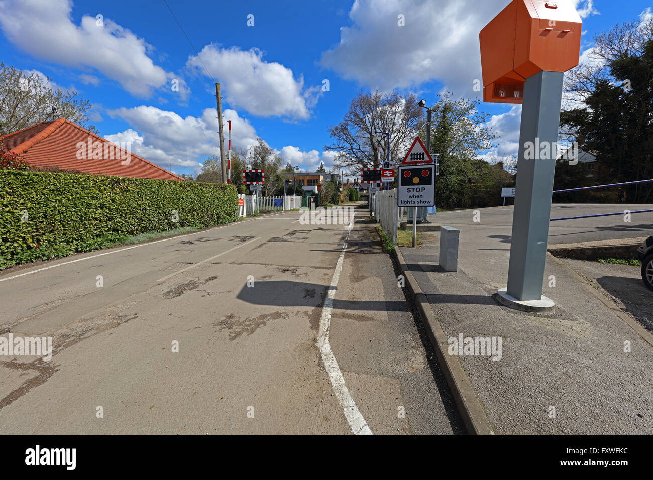 Am Straßenrand auf Shiplake halbe Barriere Bahnübergang mit seinen zugehörigen Signage und Durchsetzung Kameras. Stockfoto