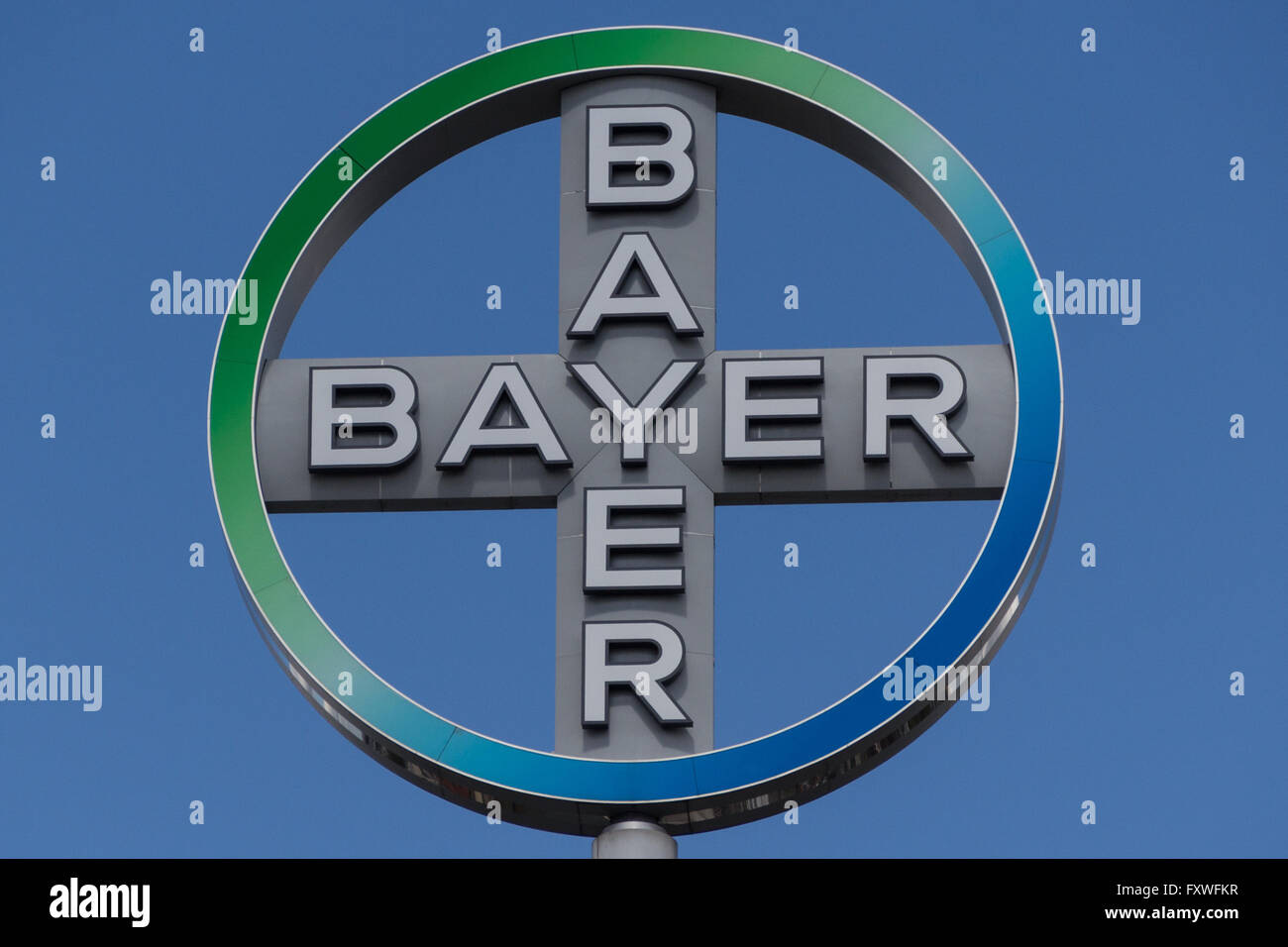 Das Emblem der Bayer AG. Die Bayer AG ist ein deutsches Unternehmen der Chemie- und Pharmaindustrie. Stockfoto