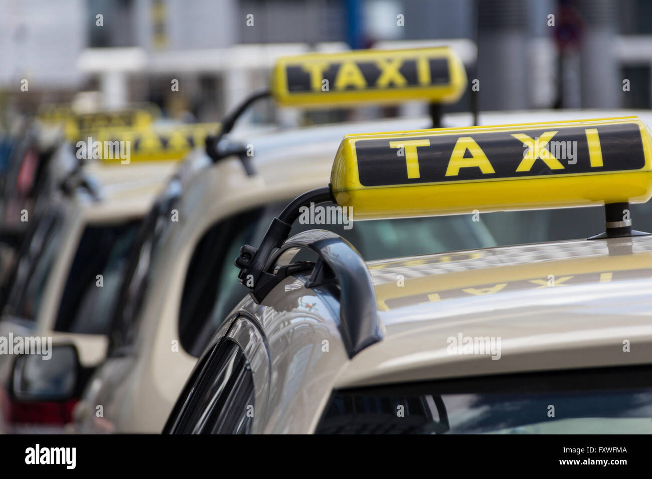 Taxi-Autos in der Schlange - Taxi-Zeichen Stockfoto
