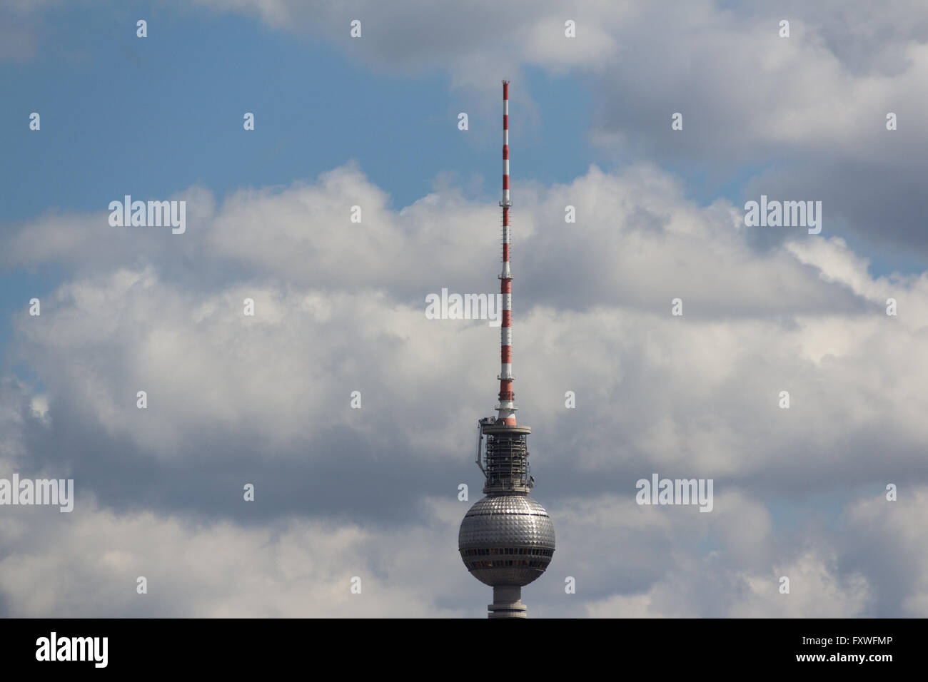 TV-Tower Berlin Deutschland, Himmel, Wolken und Berliner Fernsehturm Stockfoto