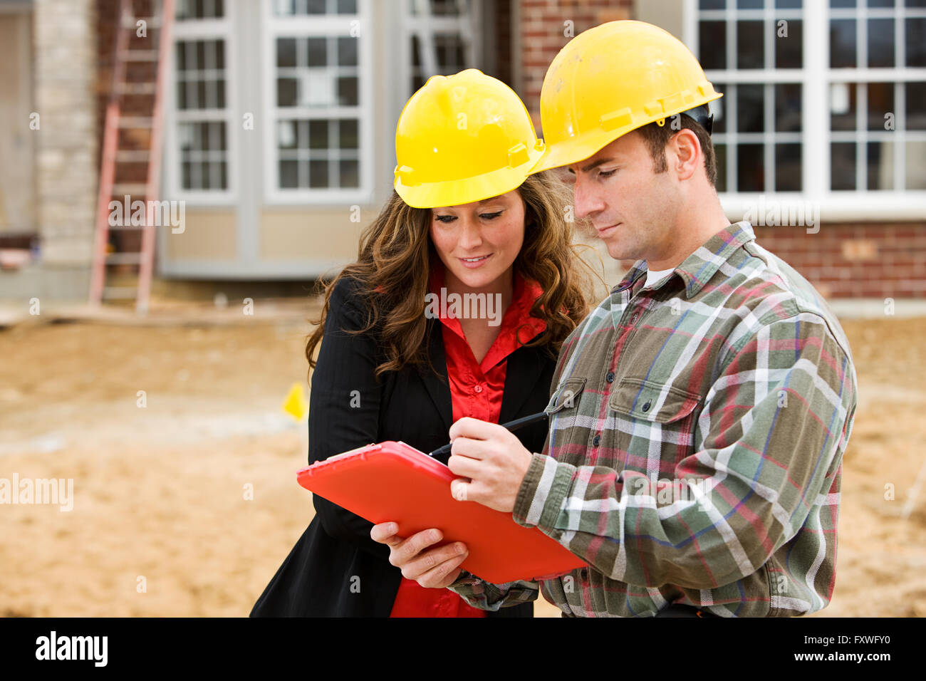 Serie auf eine neue Heimat Baustelle.  Enthält Bau Arbeiter/Baumeister, Immobilienmakler und jungen kaukasischen paar Stockfoto