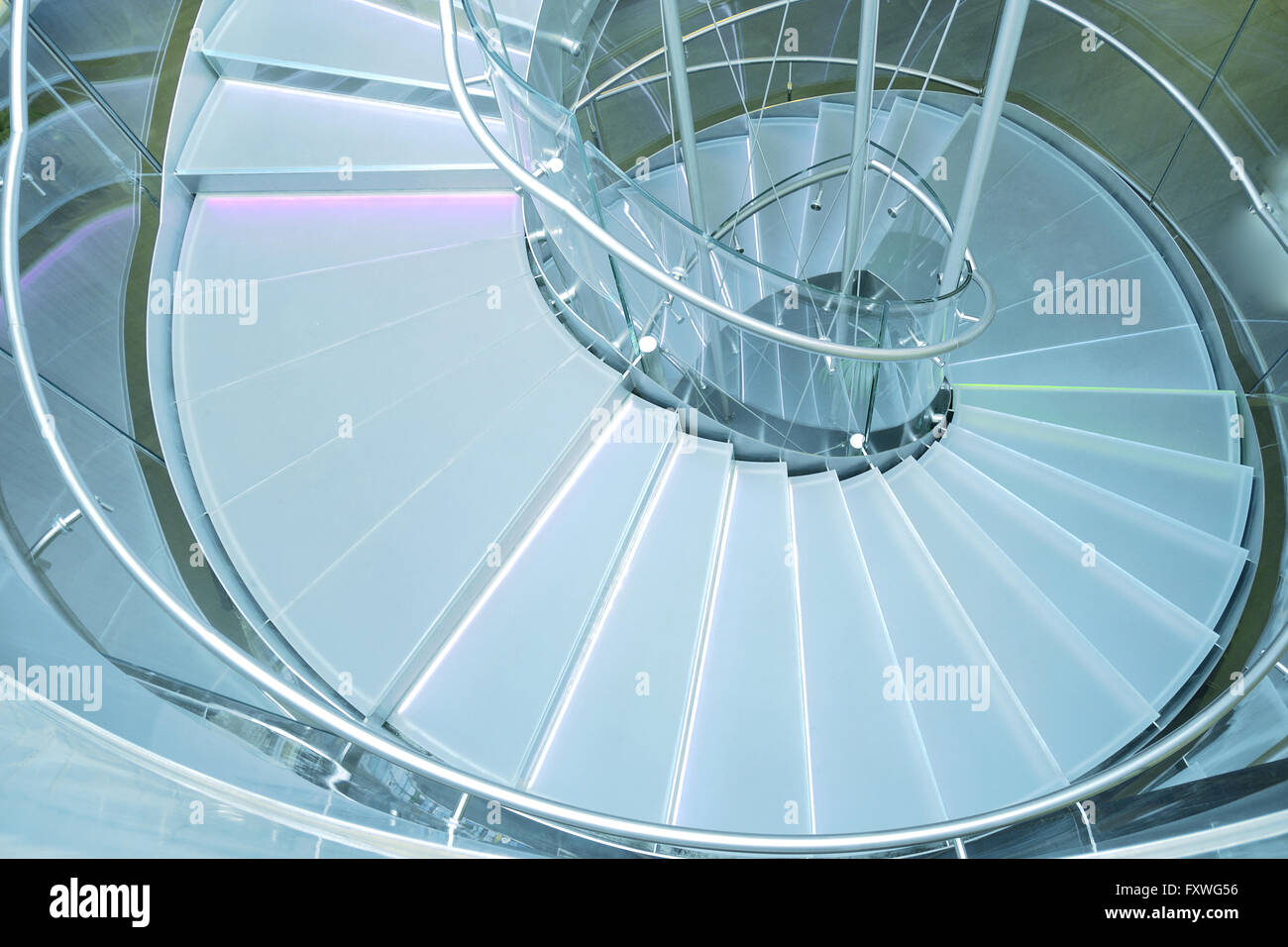 Moderne Glastreppe. Abstrakt Architektur Interieur. Stockfoto