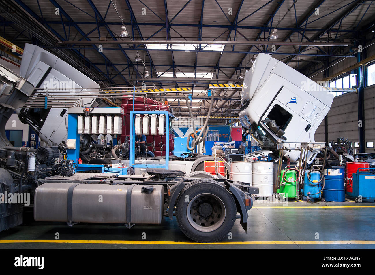 Türkische LKW-Hersteller Tirsan verfügt über einen großen LKW Reparatur Saal wo ihre LKW Wartung und Reparatur erhalten Stockfoto