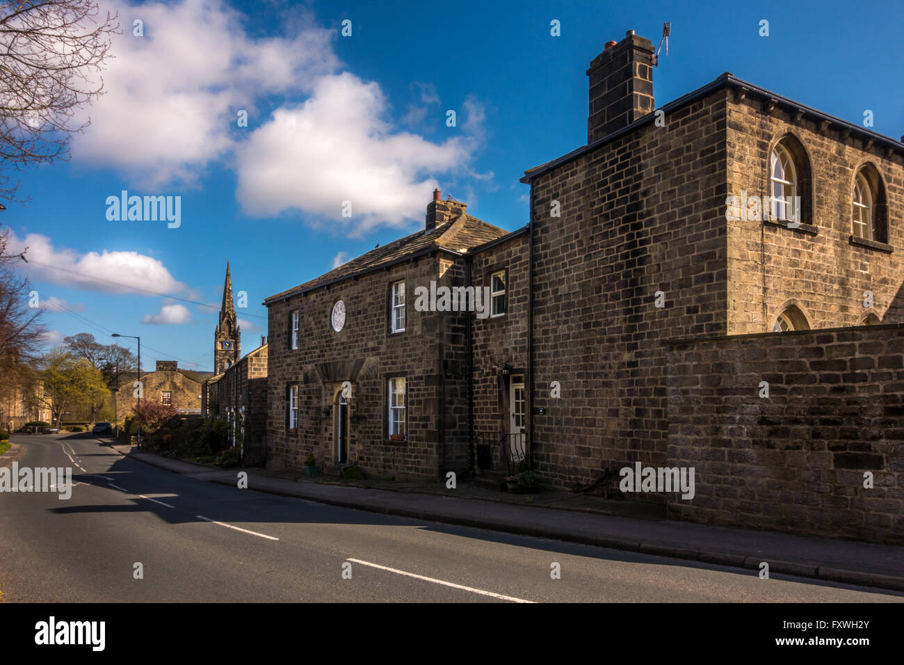 Burley-in-Wharfedale - Yorkshire Straße Eingang in das hübsche Dorf mit der Kirche der Hl. Maria, Yorkshire, England, Großbritannien Stockfoto