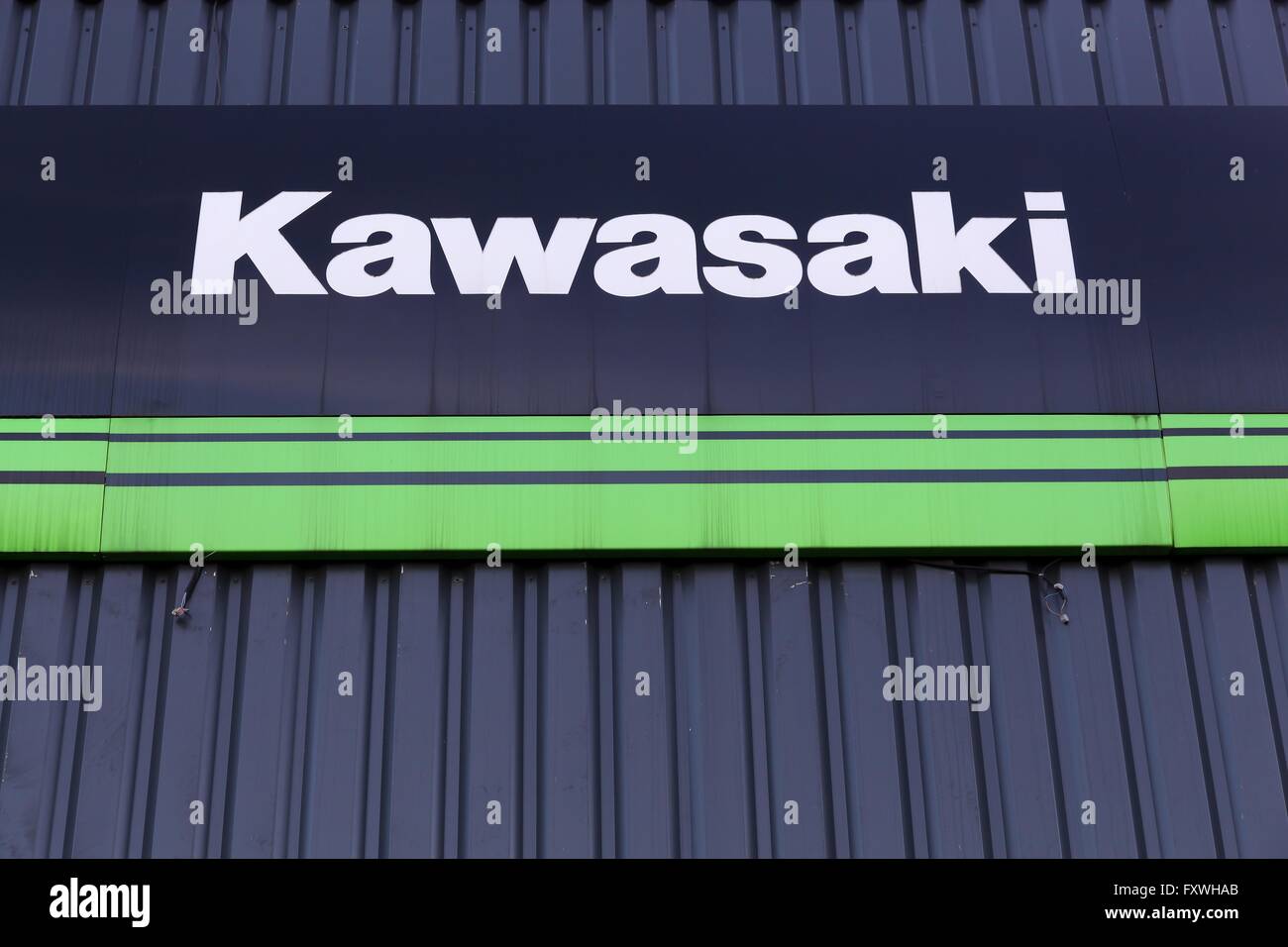 Kawasaki-Logo an der Wand Stockfoto
